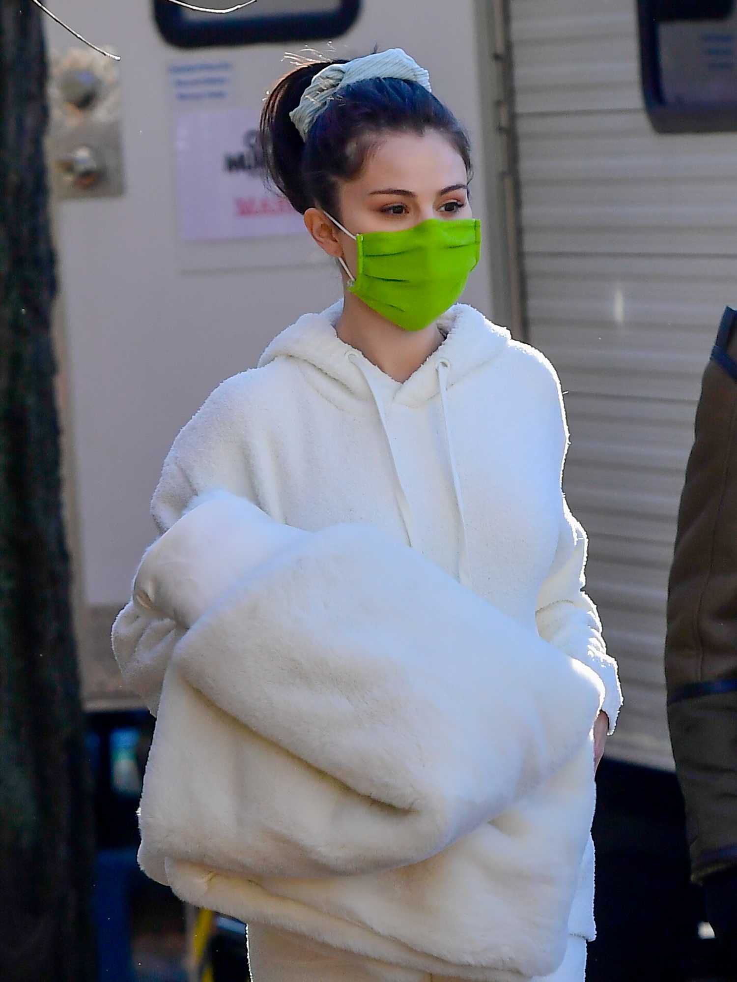 Selena_Gomez_-_Filming_Only_Murders_In_The_Building_in_New_York_City_28December_72C_202029-49.jpg
