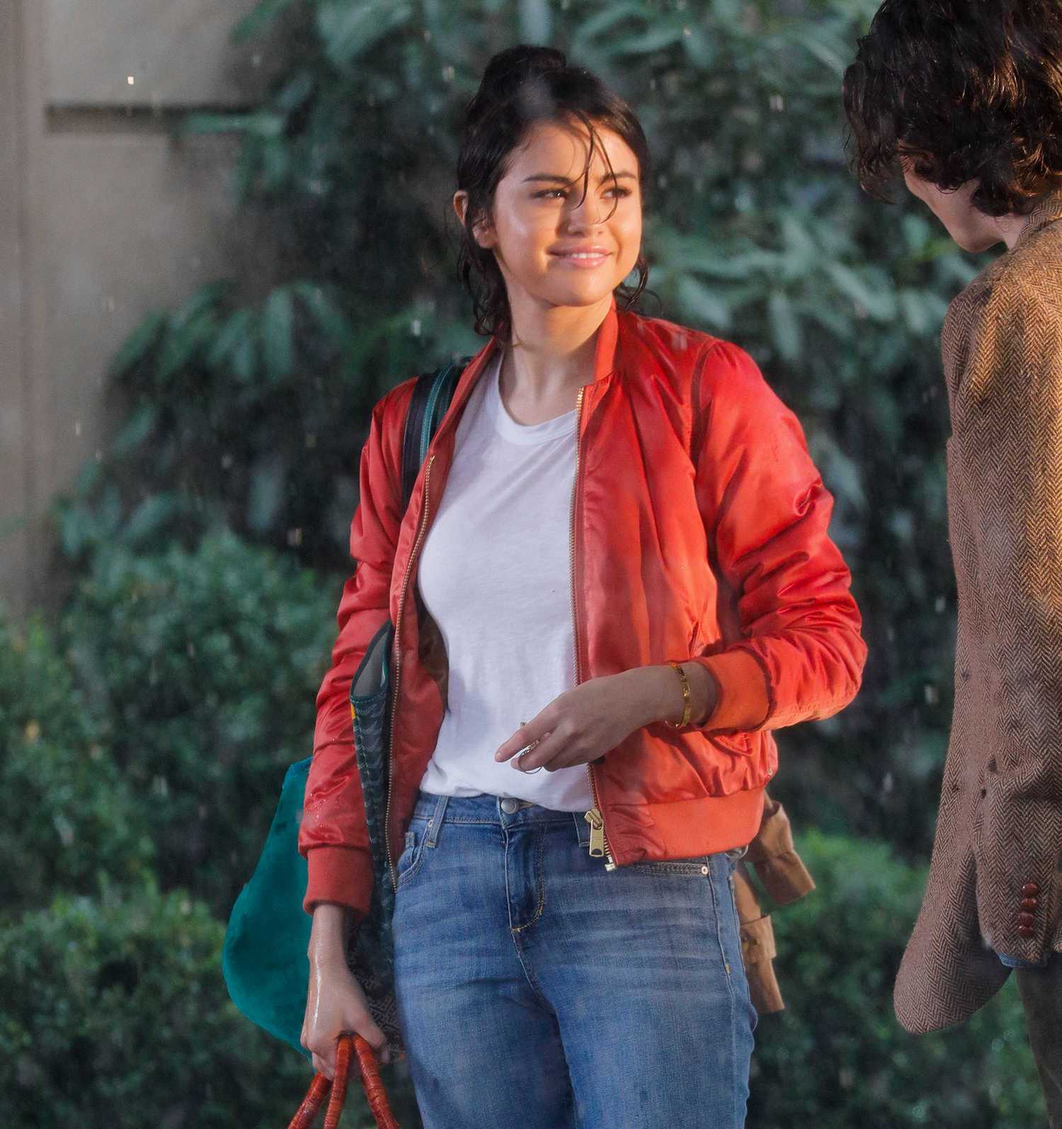 Selena_Gomez_-_Filming_Woody_Allen_Secret_Project_in_New_York_on_September_20-07.jpg