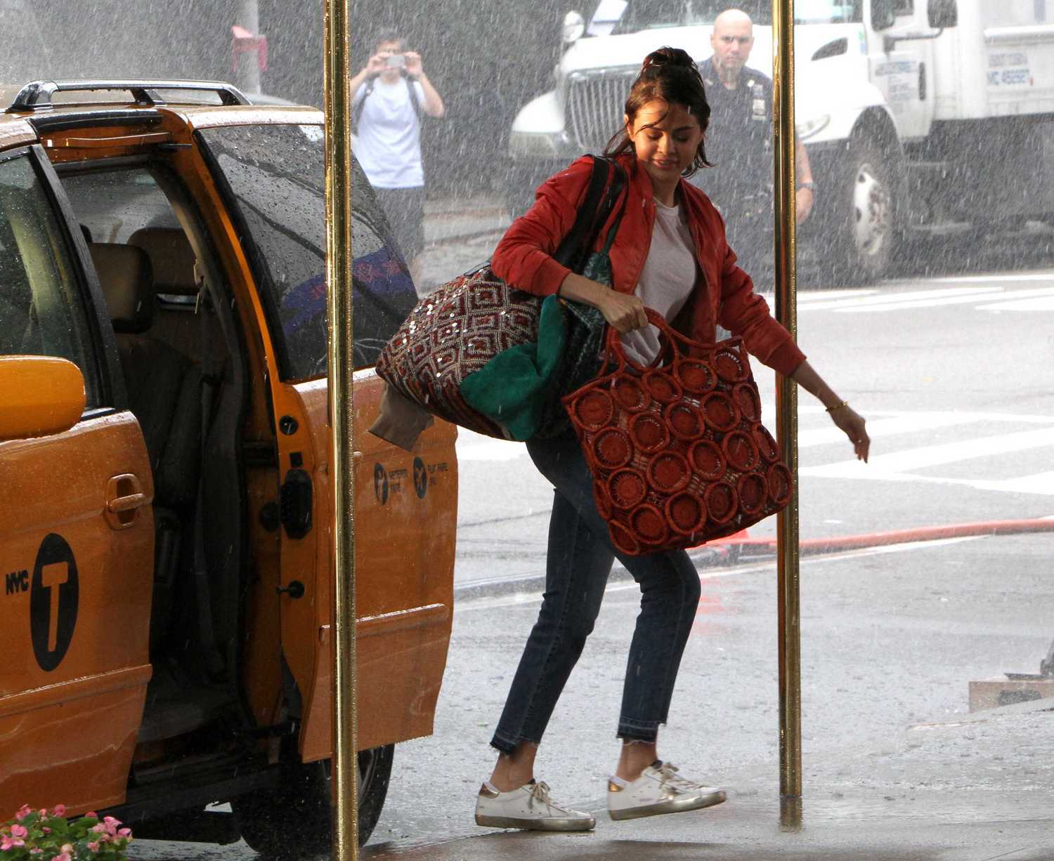 Selena_Gomez_-_Filming_Woody_Allen_Secret_Project_in_New_York_on_September_20-19.jpg
