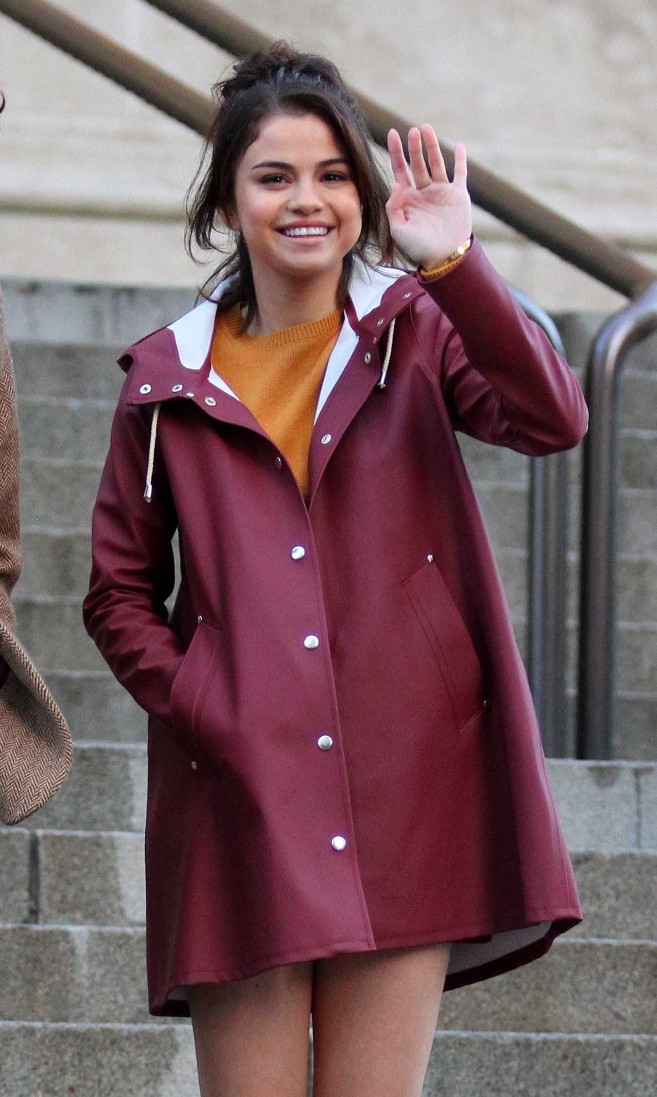Selena_Gomez_-_Filming_Woody_Allen_film_in_NYC_on_October_4-04.jpg