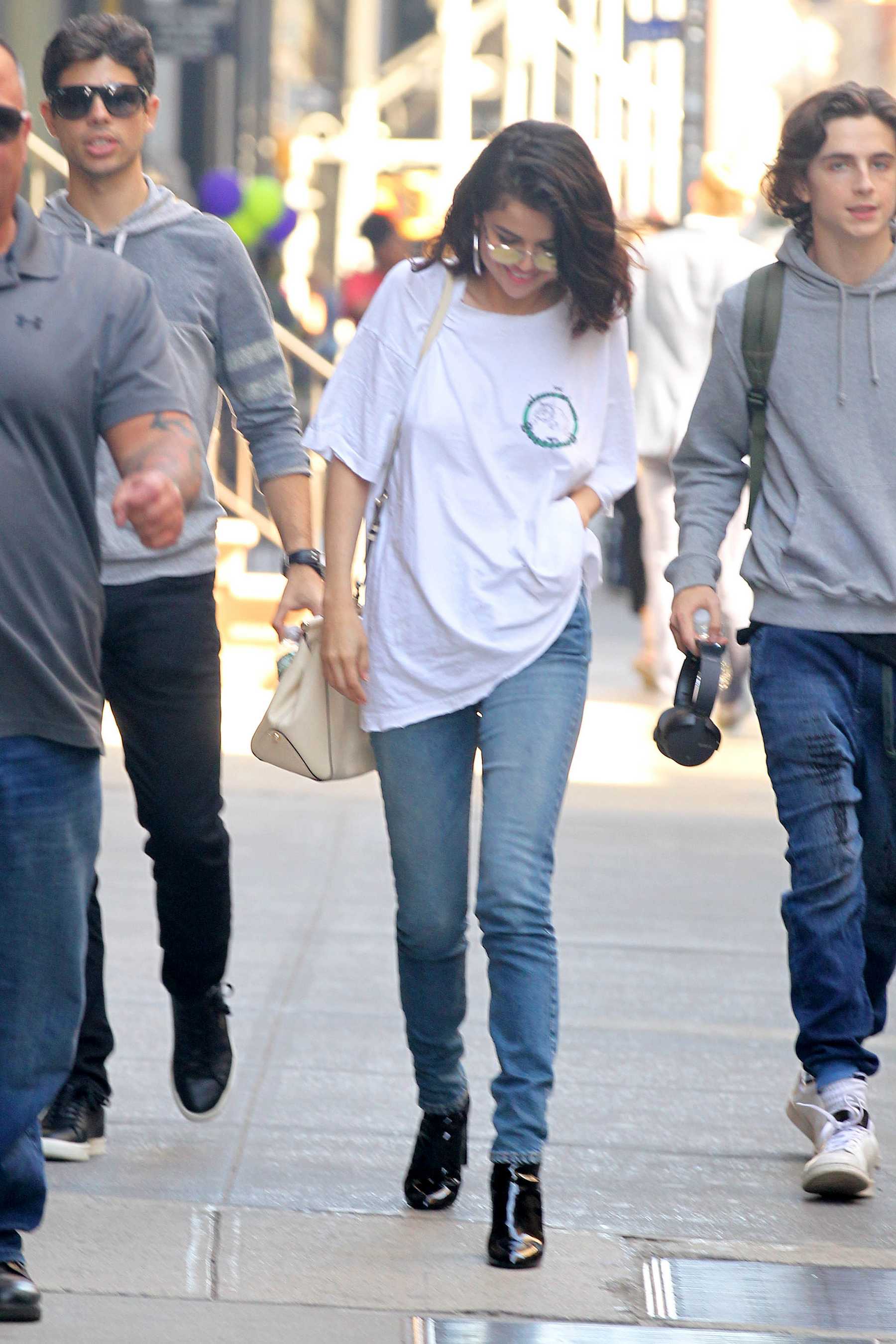 Selena_Gomez_-_Filming_Woody_Allen_film_in_NYC_on_September_22-01.jpg