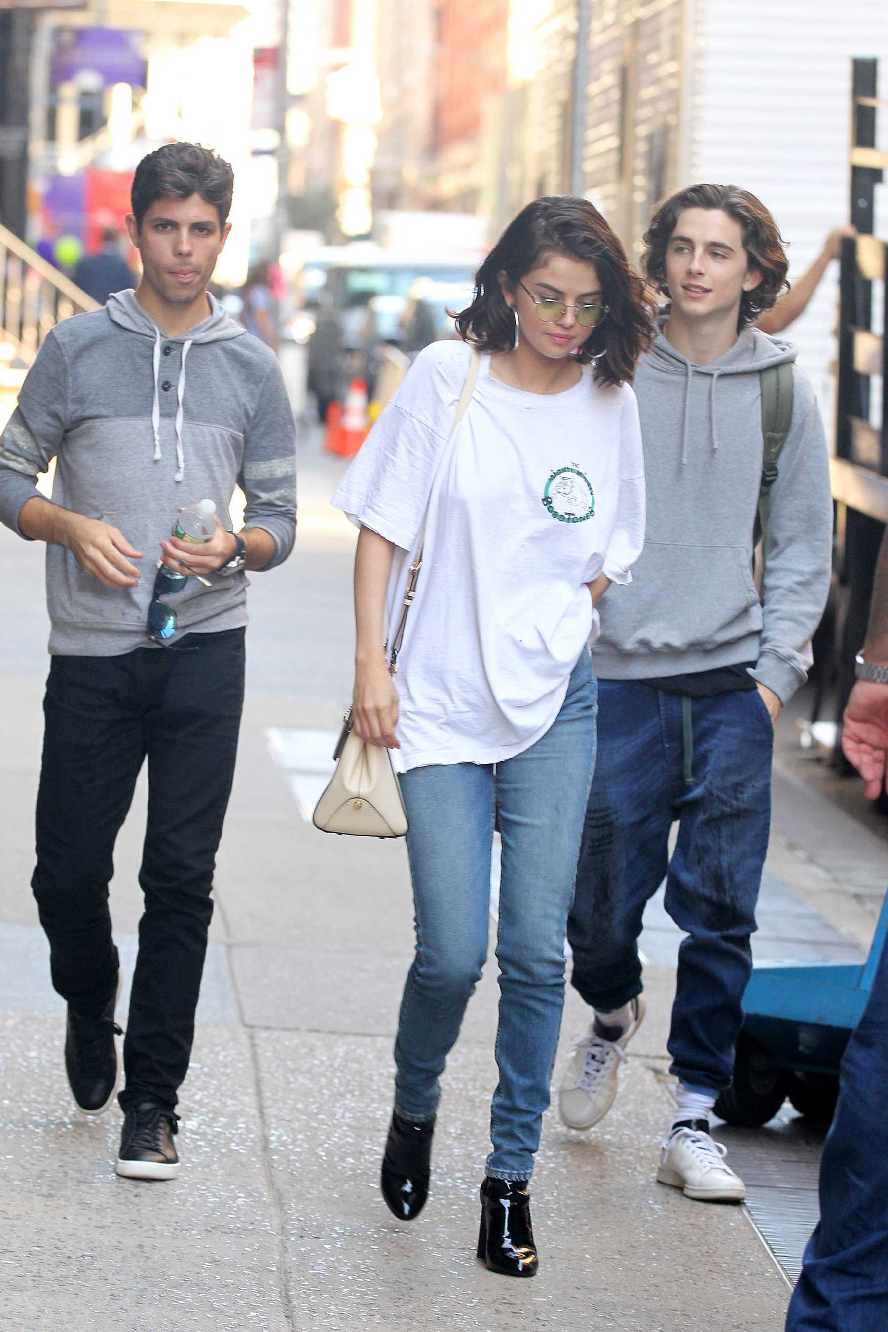 Selena_Gomez_-_Filming_Woody_Allen_film_in_NYC_on_September_22-03.jpg