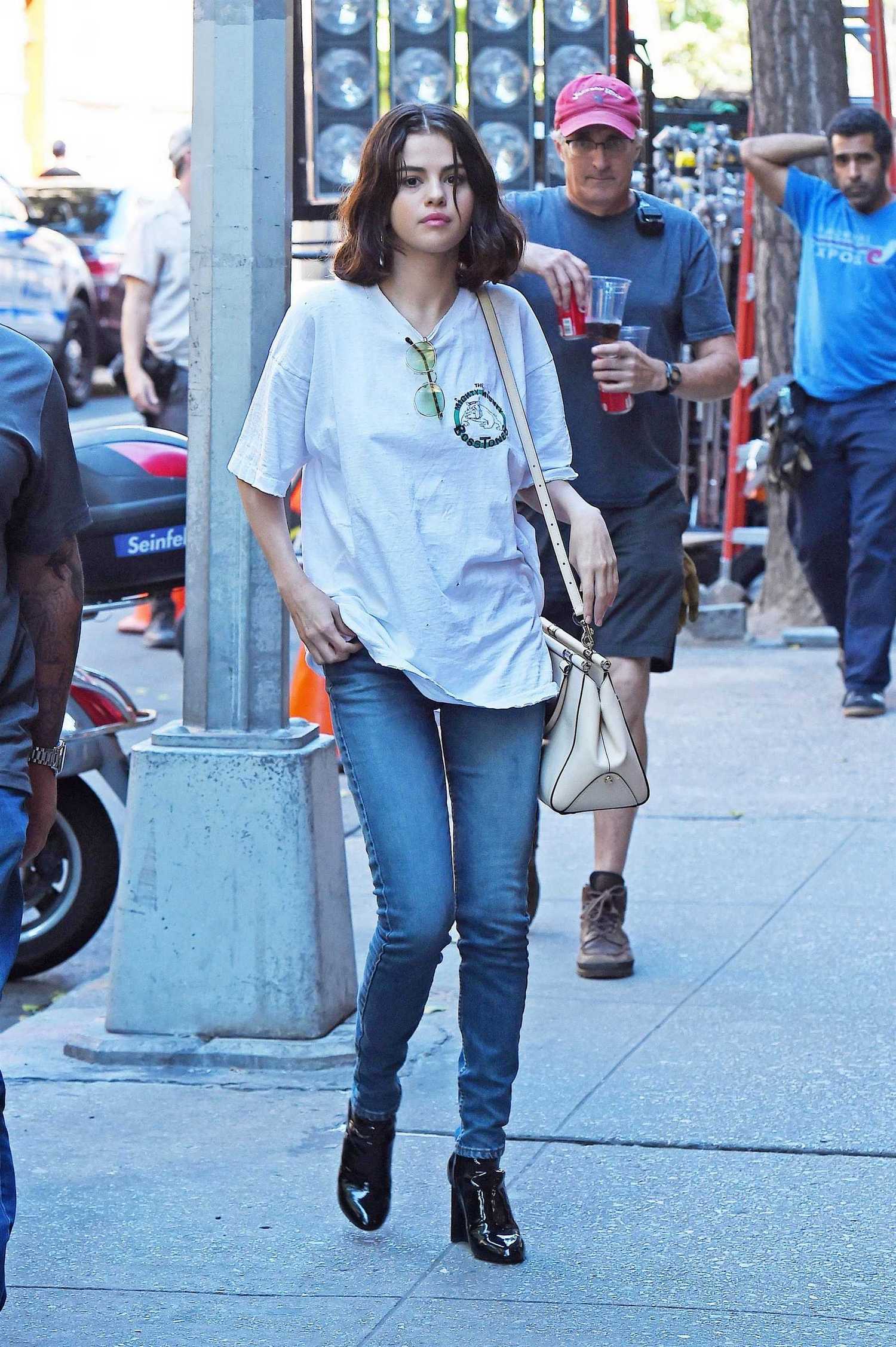 Selena_Gomez_-_Filming_Woody_Allen_film_in_NYC_on_September_22-10.jpg