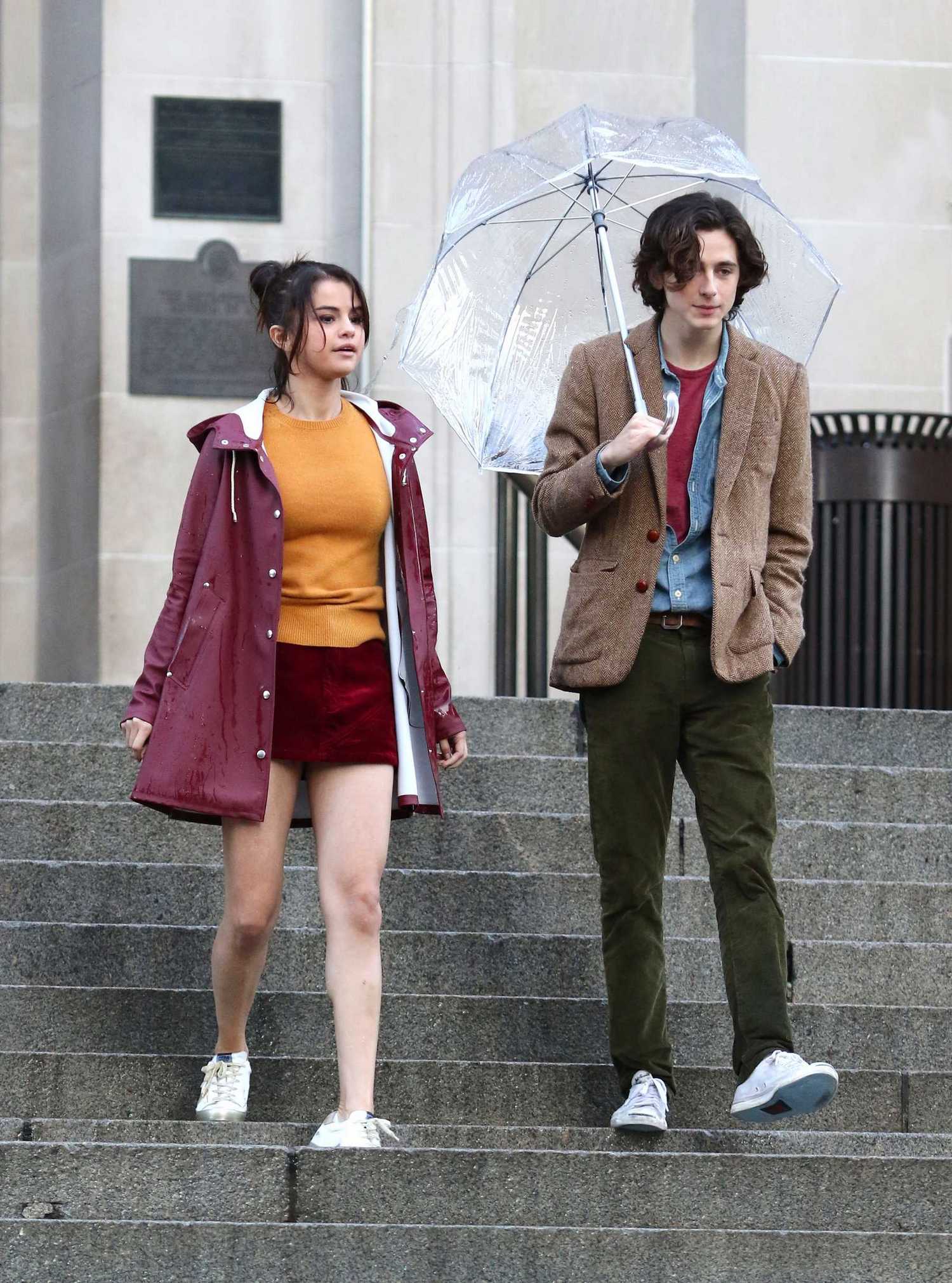 Selena_Gomez_-_Filming_Woody_Allen_in_NYC_on_October_3-05.jpg