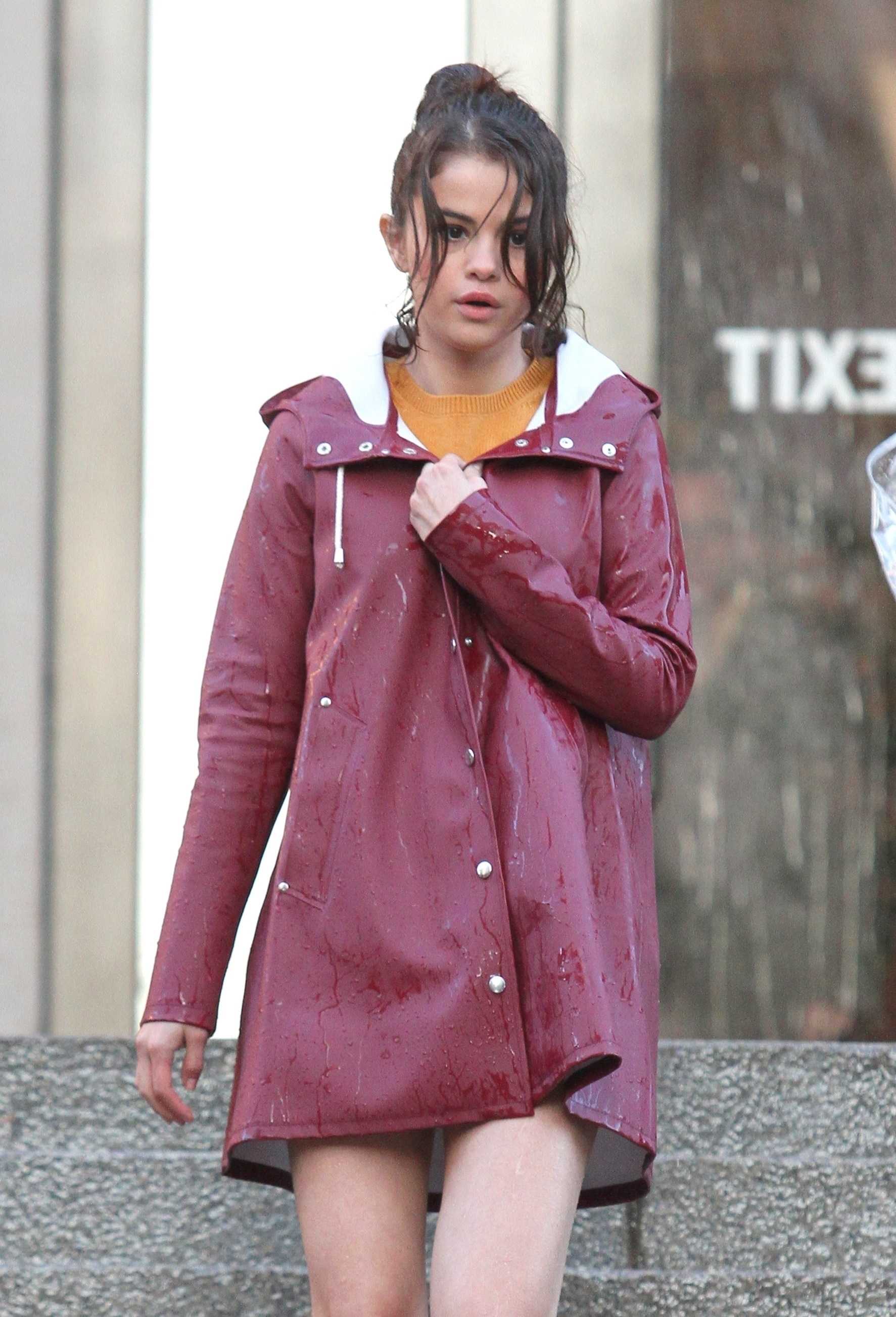 Selena_Gomez_-_Filming_Woody_Allen_in_NYC_on_October_3-28.jpg