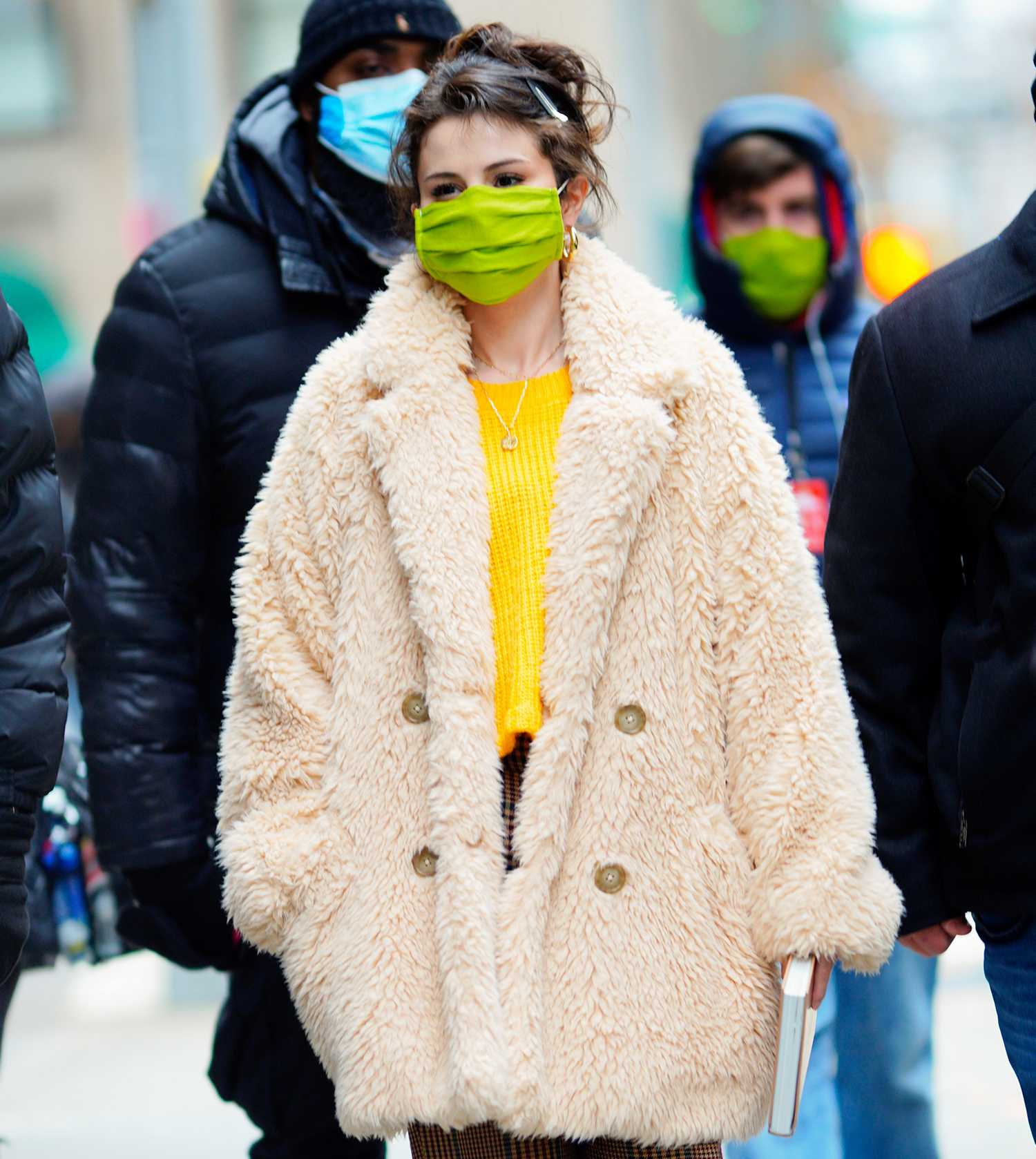 Selena_Gomez_-_Filming__Only_Murders_In_The_Building__in_New_York_December_82C_2020-21.jpg