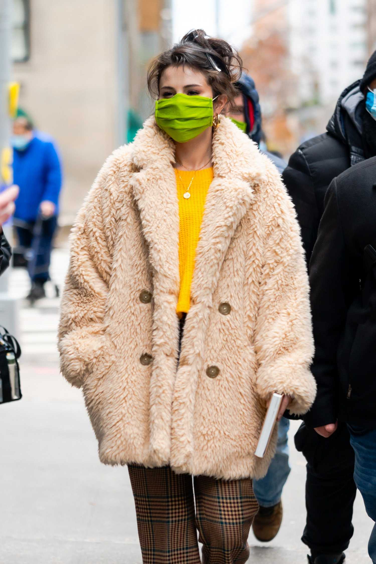 Selena_Gomez_-_Filming__Only_Murders_In_The_Building__in_New_York_December_82C_2020-22.jpg