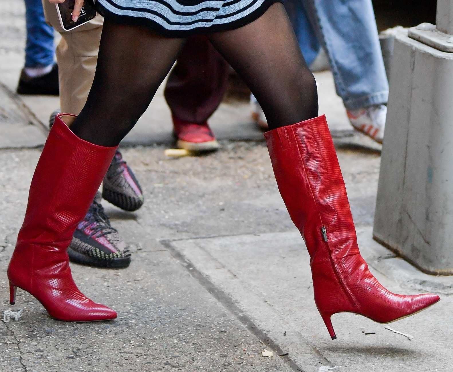 Selena_Gomez_-_Filming__Only_Murders_In_The_Building__in_New_York_May_292C_2024_10.jpg