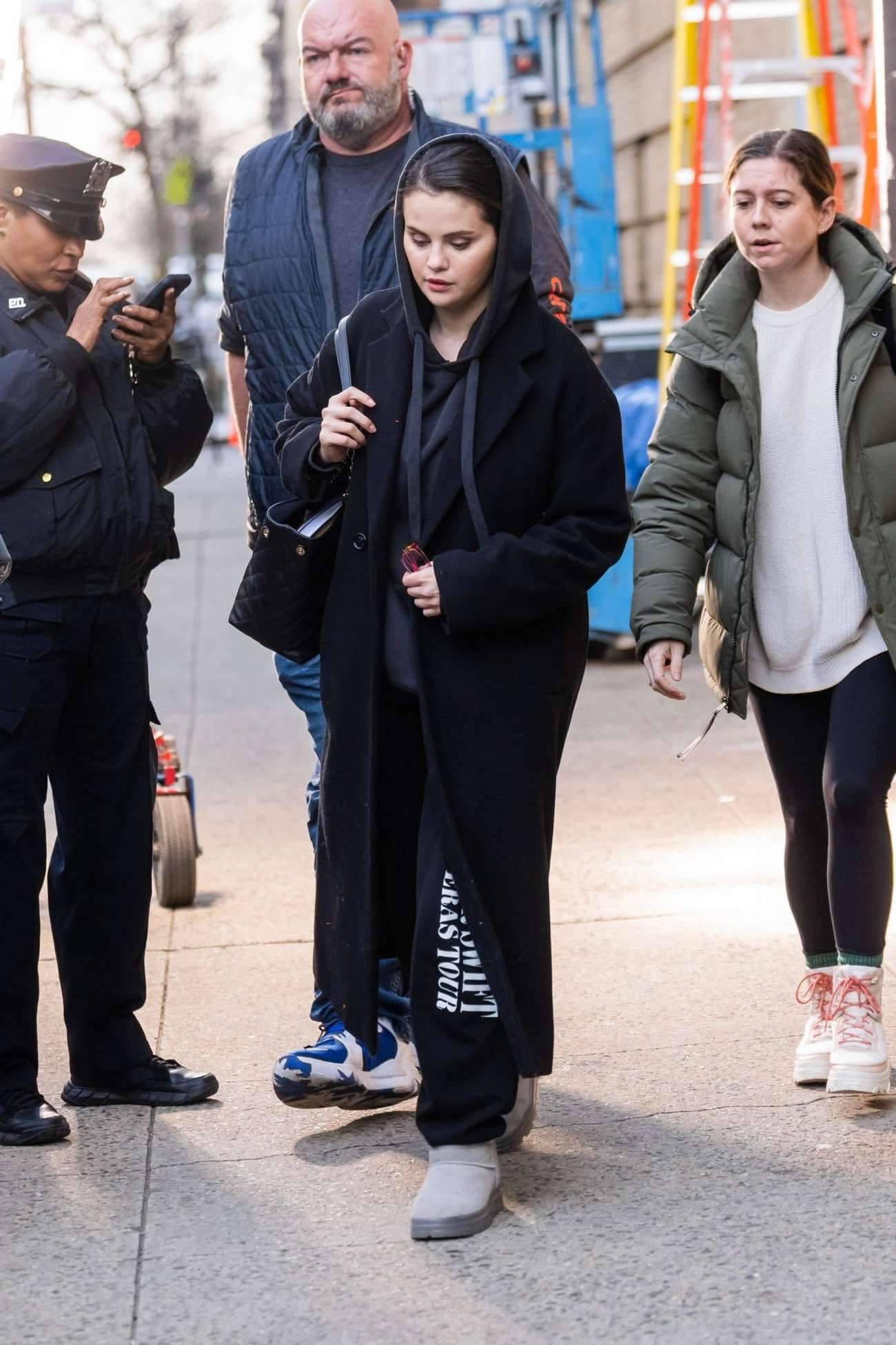 Selena_Gomez_-_Filming__Only_Murders_in_the_Building__in_New_York_April_42C_202301.jpg