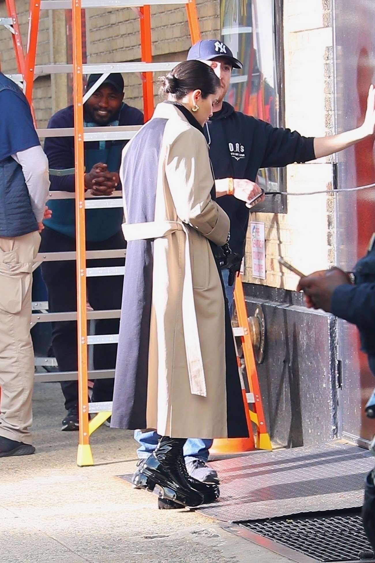 Selena_Gomez_-_Filming__Only_Murders_in_the_Building__in_New_York_April_42C_202304.jpg