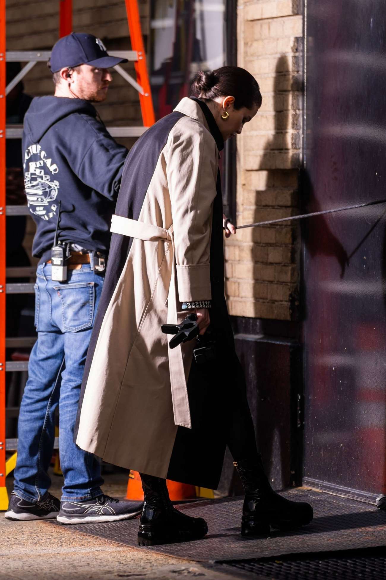 Selena_Gomez_-_Filming__Only_Murders_in_the_Building__in_New_York_April_42C_202308.jpg