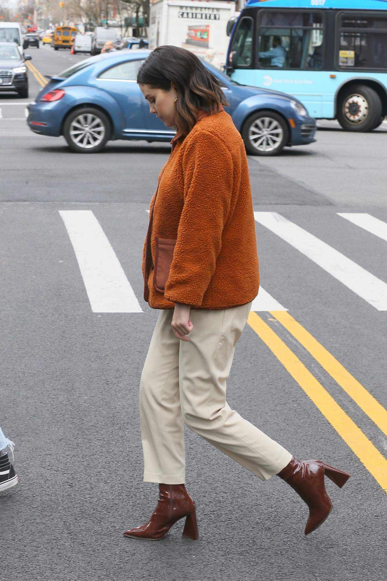 Selena_Gomez_-_Filming__Only_Murders_in_the_Building__in_New_York_March_232C_202205.jpg