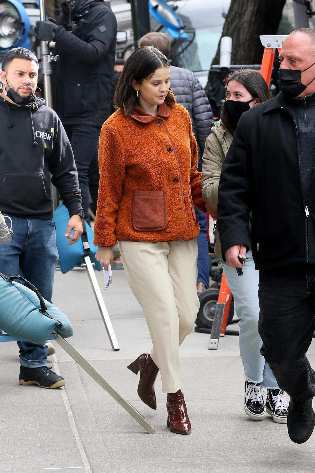 Selena_Gomez_-_Filming__Only_Murders_in_the_Building__in_New_York_March_232C_202206.jpg