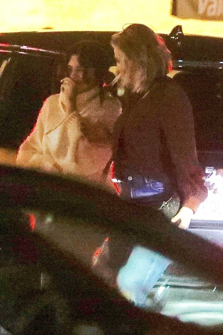 Selena_Gomez_-_Gets_the_giggles_as_she_is_seen_leaving_Nobu_with_her_friends_in_Malibu2C_CA_April_212C_2019-01.jpg