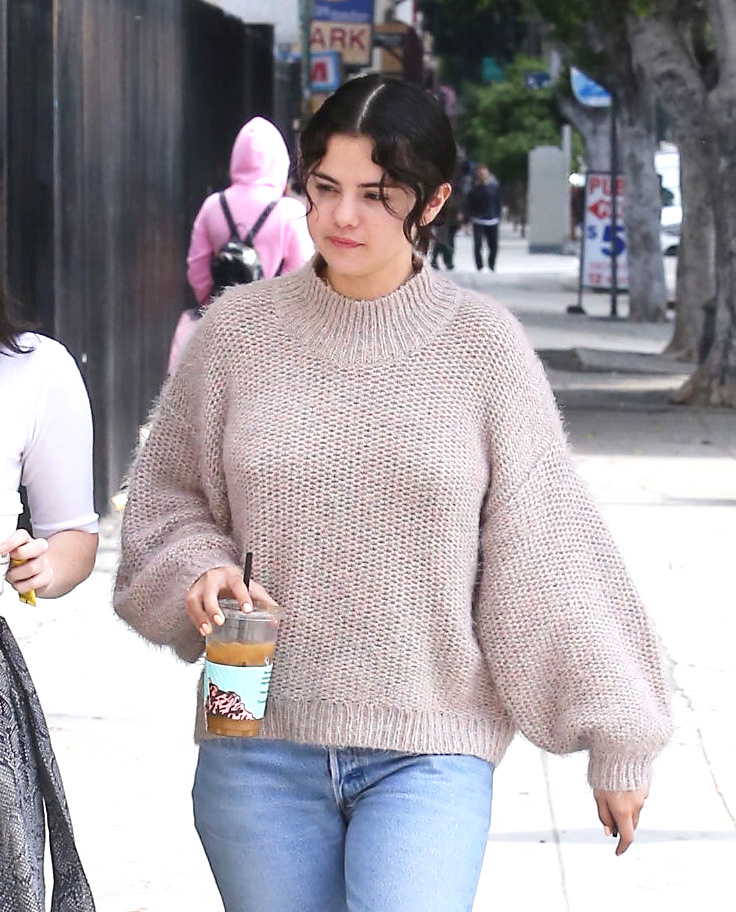 Selena_Gomez_-_Goes_To_Justin_Bieber_s_Church_After_Celebrating_Easter2C_04212019-02.jpg