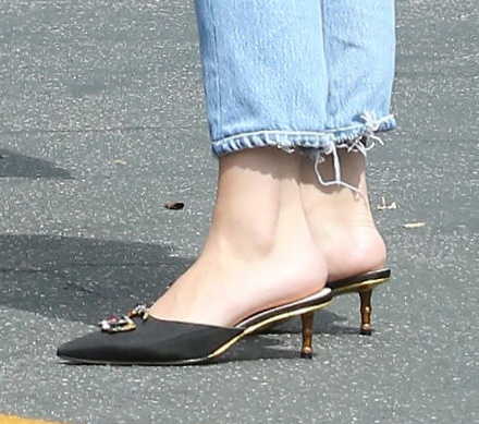 Selena_Gomez_-_Goes_To_Justin_Bieber_s_Church_After_Celebrating_Easter2C_04212019-07.jpg