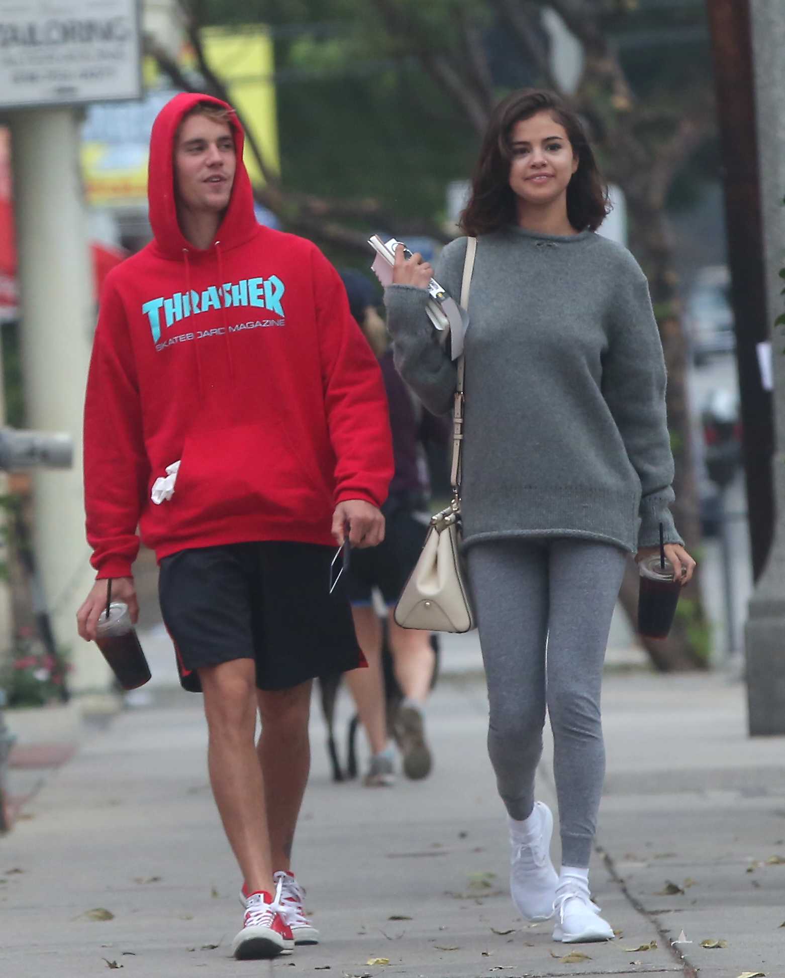 Selena_Gomez_-_Goes_for_a_walk_with_Justin_Bieber_in_LA_on_November_1-03.jpg