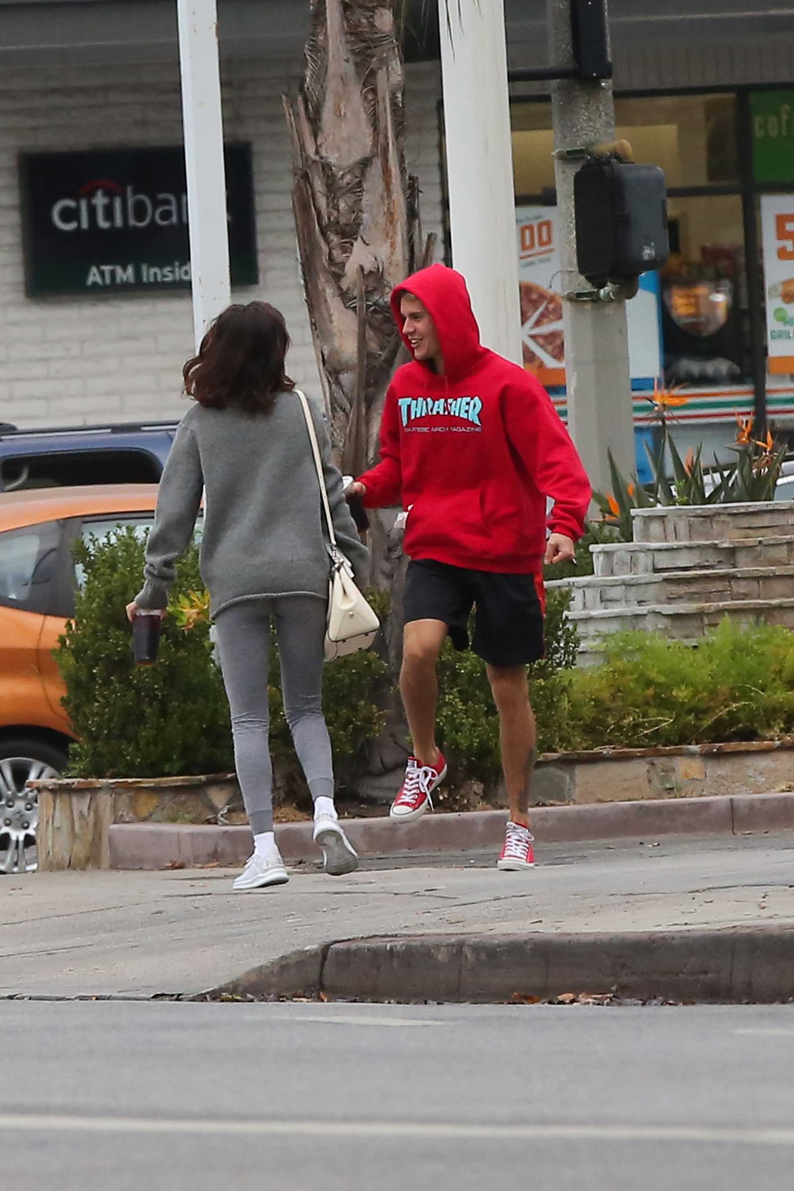 Selena_Gomez_-_Goes_for_a_walk_with_Justin_Bieber_in_LA_on_November_1-07.jpg