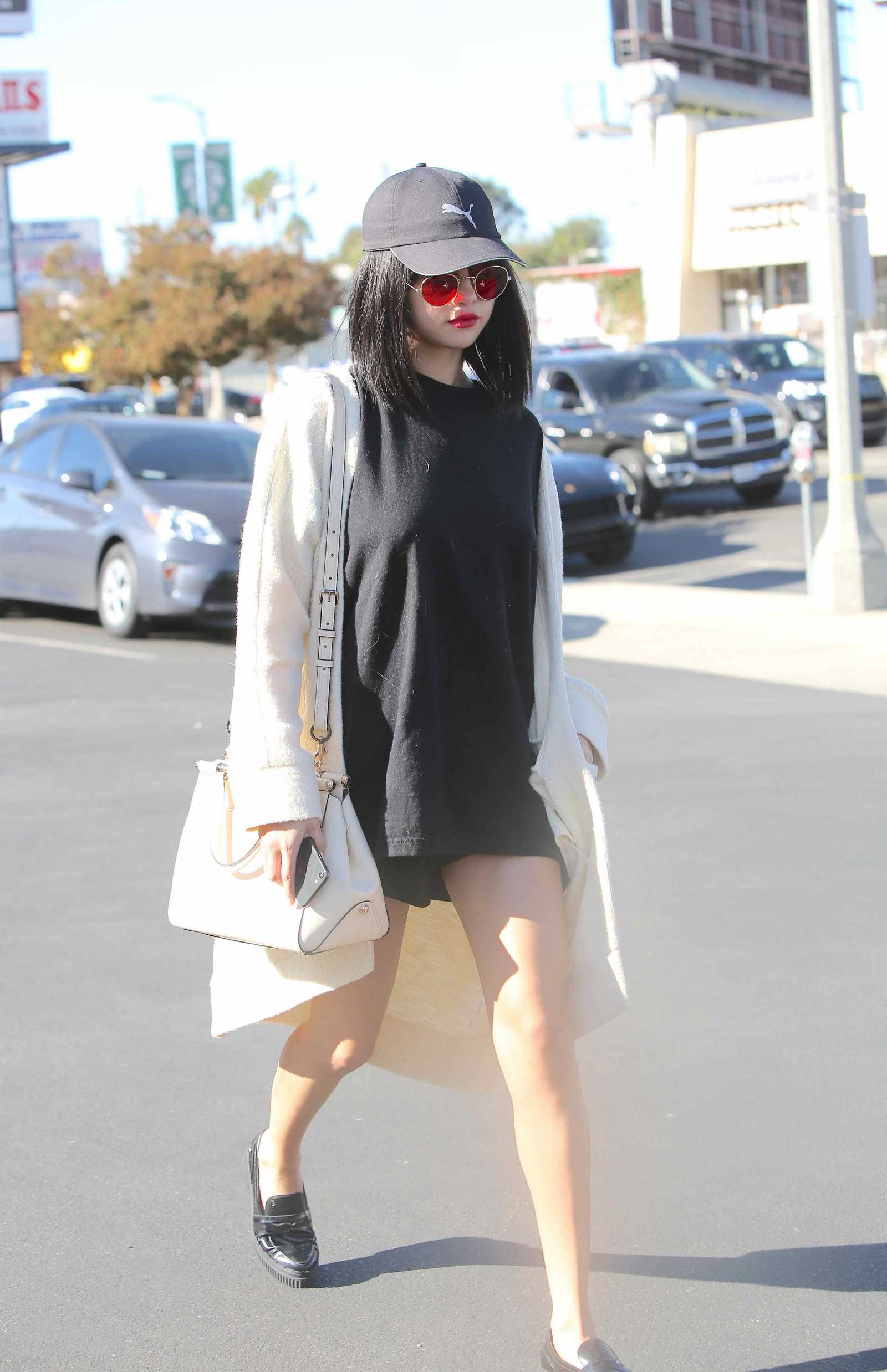 Selena_Gomez_-_Goes_for_sushi_in_LA_on_November_18-09.jpg