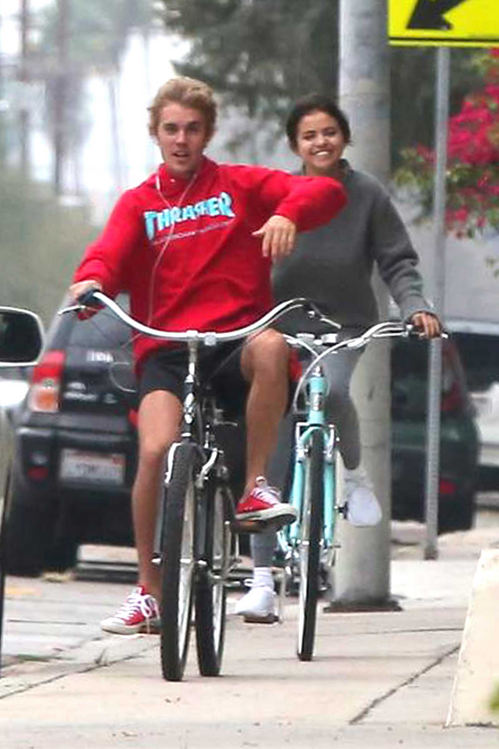 Selena_Gomez_-_Goes_on_a_bike_ride_with_Justin_Bieber_in_LA_on_November_1-05.jpg