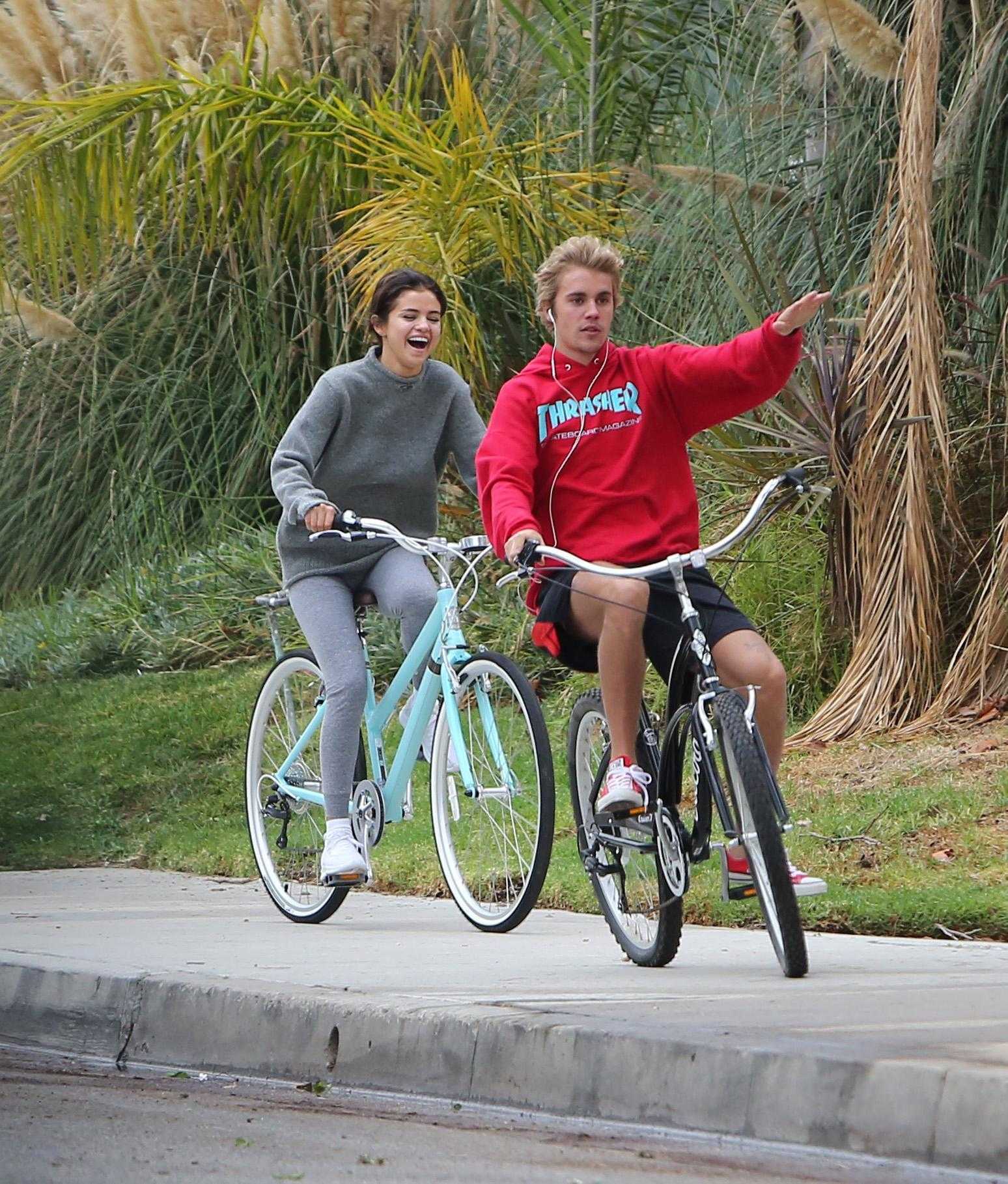 Selena_Gomez_-_Goes_on_a_bike_ride_with_Justin_Bieber_in_LA_on_November_1-06.jpg