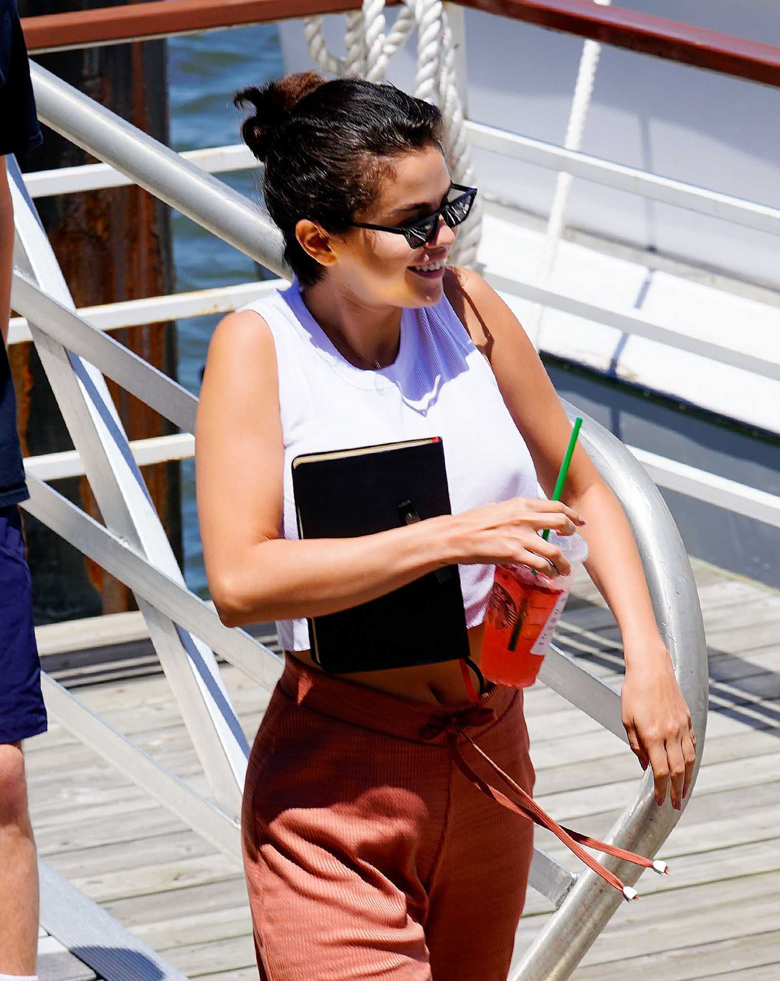 Selena_Gomez_-_Goes_on_a_yacht_with_her_best_friends_in_New_York_on_July_82C_2018-01.jpg