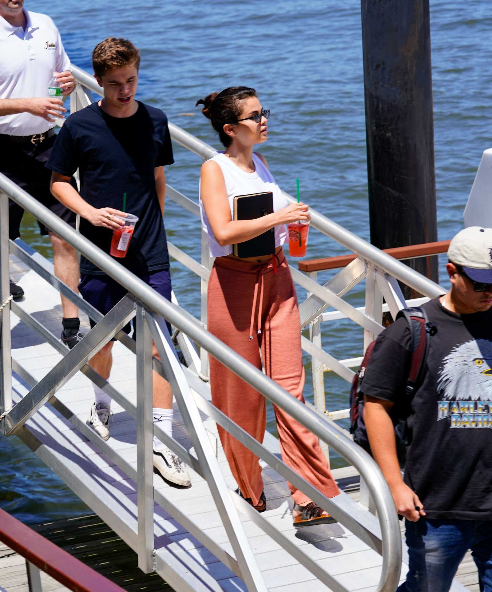 Selena_Gomez_-_Goes_on_a_yacht_with_her_best_friends_in_New_York_on_July_82C_2018-04.jpg