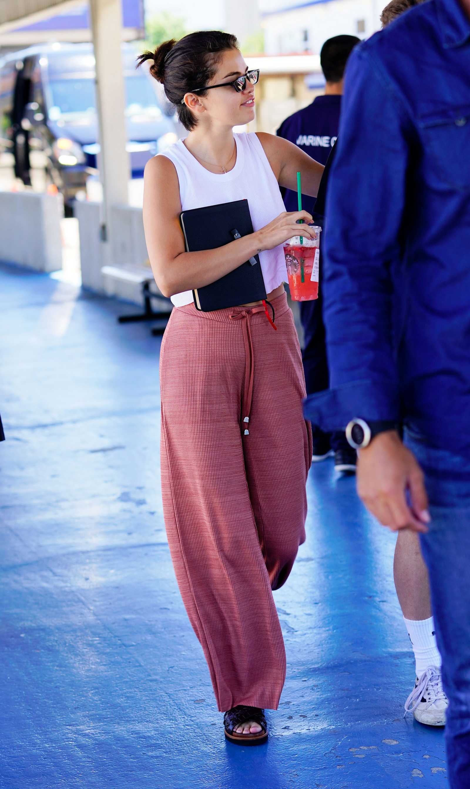 Selena_Gomez_-_Goes_on_a_yacht_with_her_best_friends_in_New_York_on_July_82C_2018-05.jpg