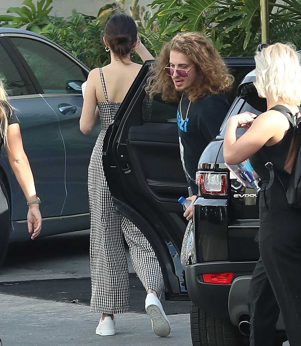 Selena_Gomez_-_Goes_to_pilates_and_AMA_rehearsals_in_LA_on_November_8-05.jpg