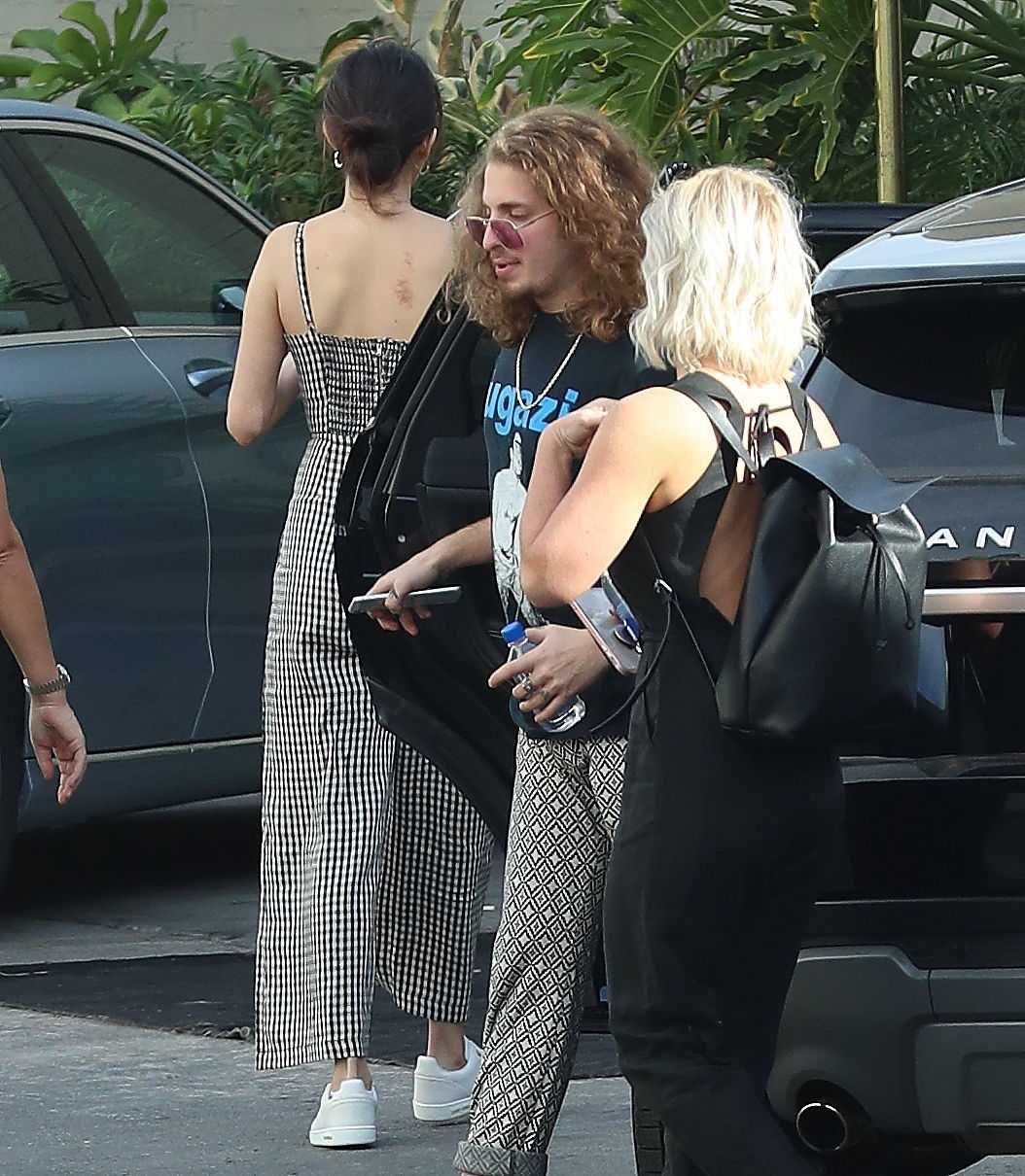 Selena_Gomez_-_Goes_to_pilates_and_AMA_rehearsals_in_LA_on_November_8-06.jpg