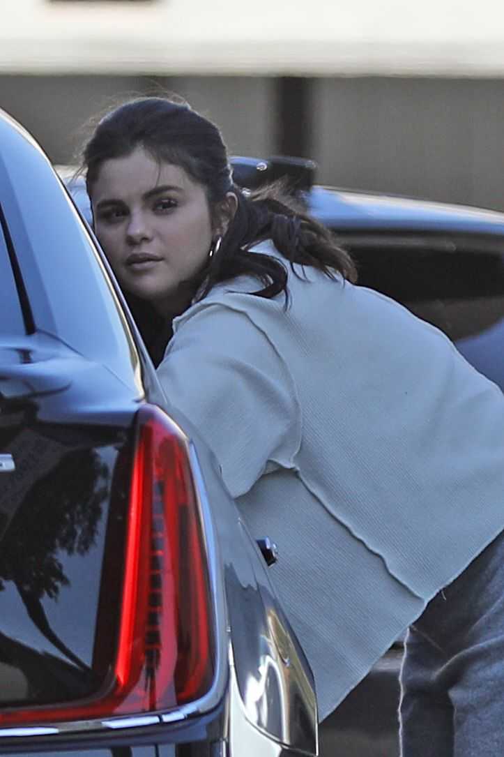Selena_Gomez_-_Going_jewelry_shopping_at_XIV_Karats_in_Beverly_Hills_August_62C_2019-02.jpg