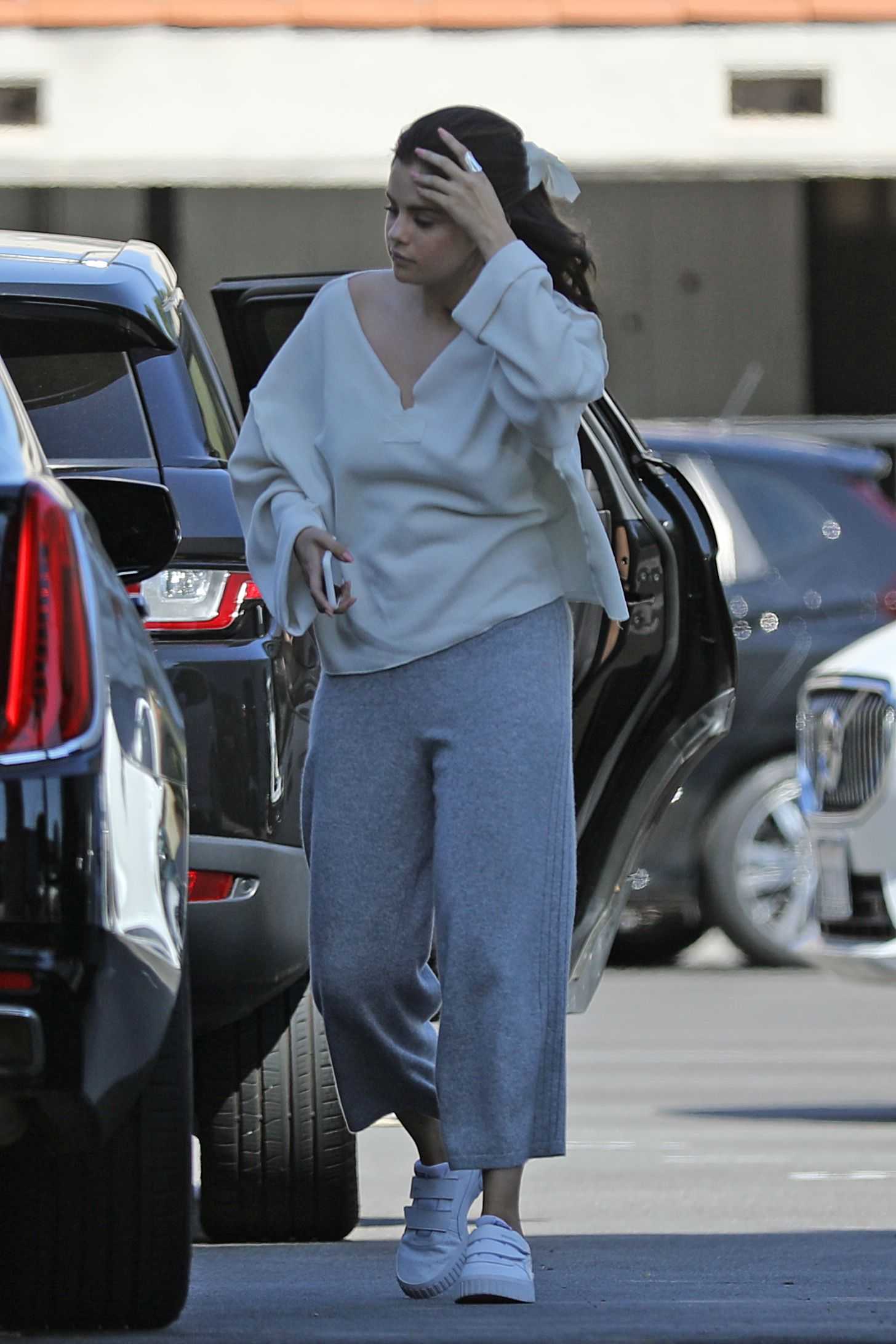 Selena_Gomez_-_Going_jewelry_shopping_at_XIV_Karats_in_Beverly_Hills_August_62C_2019-04.jpg