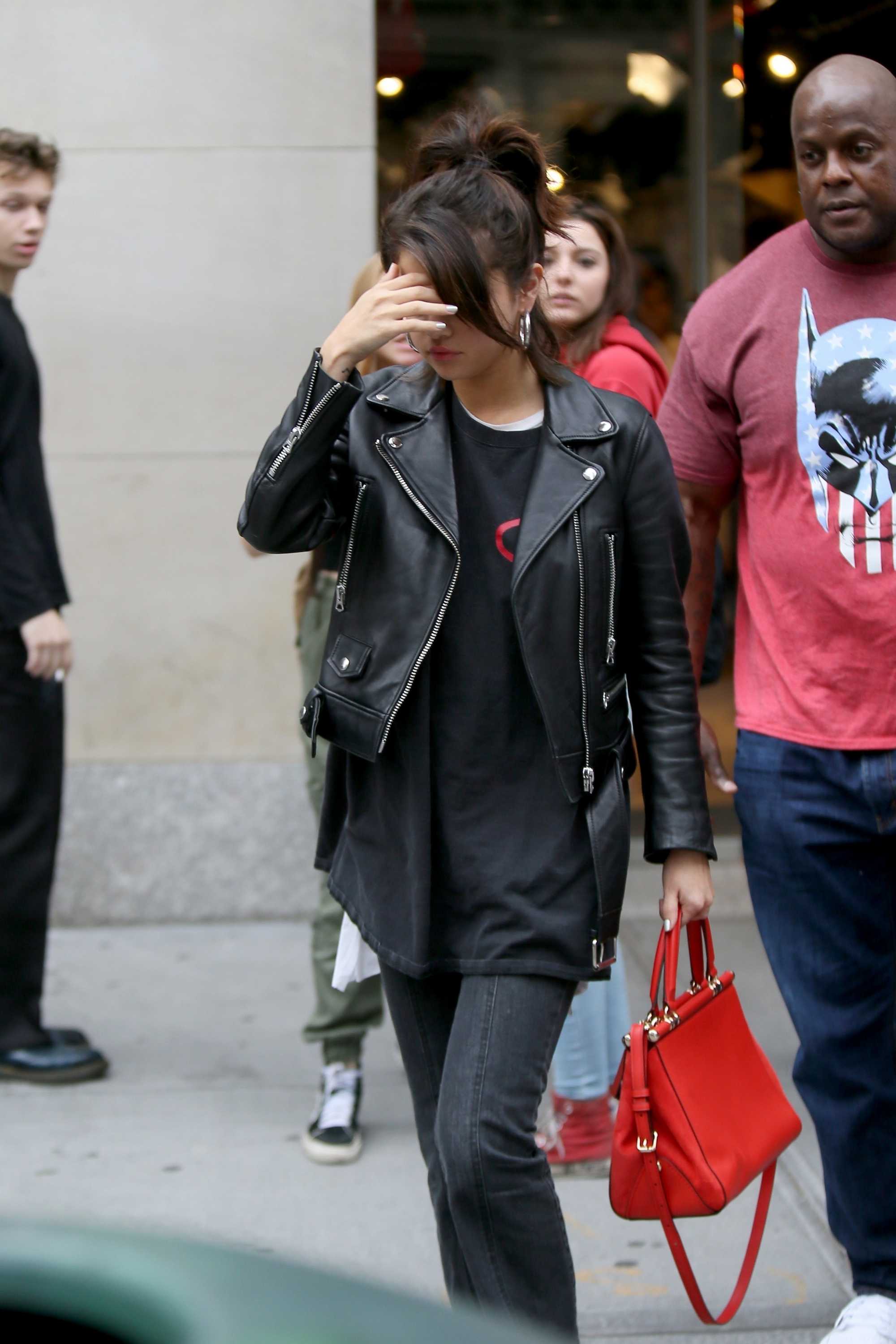 Selena_Gomez_-_Going_shopping_with_The_Weeknd_in_New_York_on_September_2-07.jpg