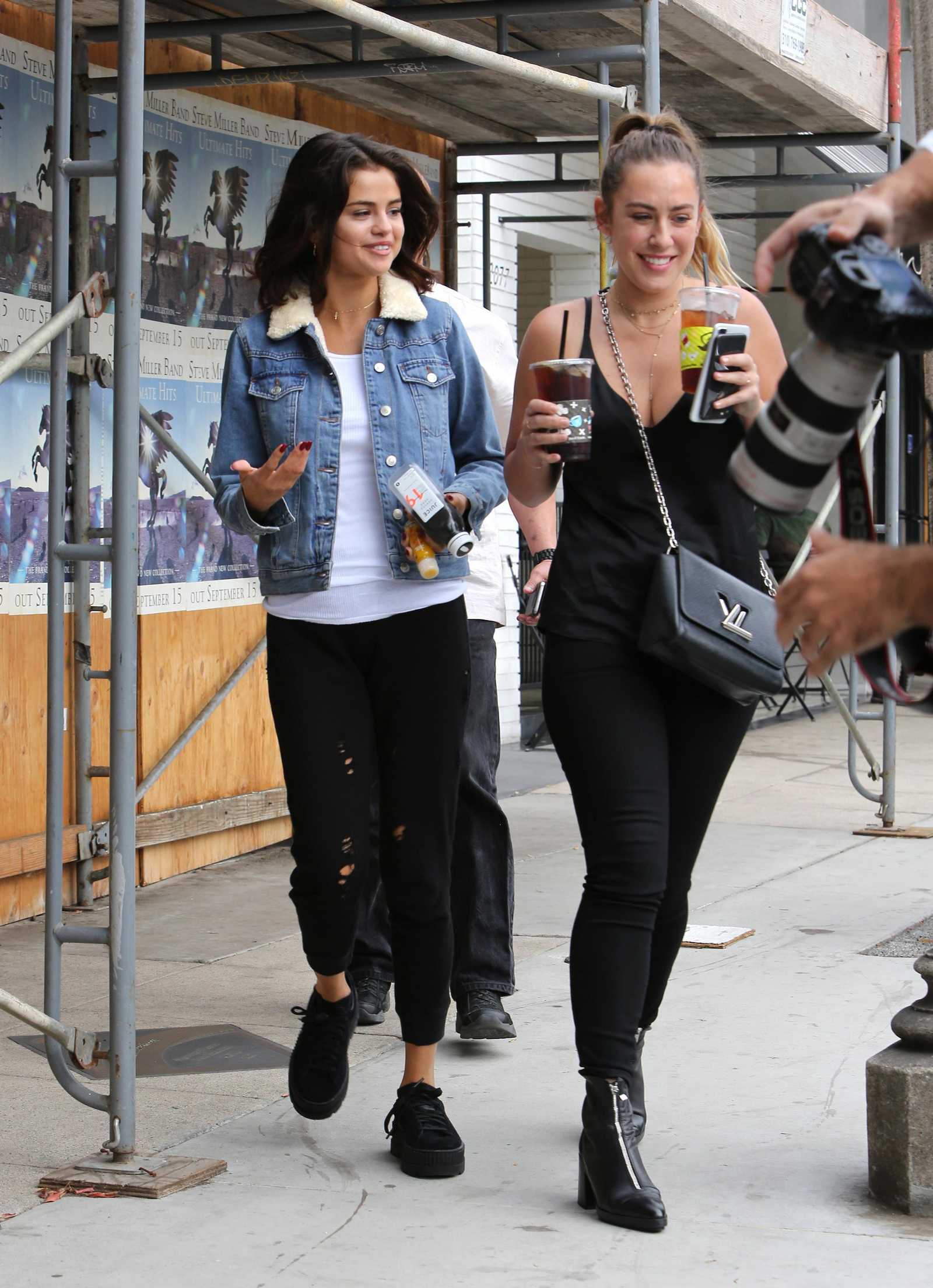 Selena_Gomez_-_Grabbing_an_ice_tea_with_a_friend_at_Alfred_Coffee_in_Studio_City2C_CA_on_November_2-01.jpg