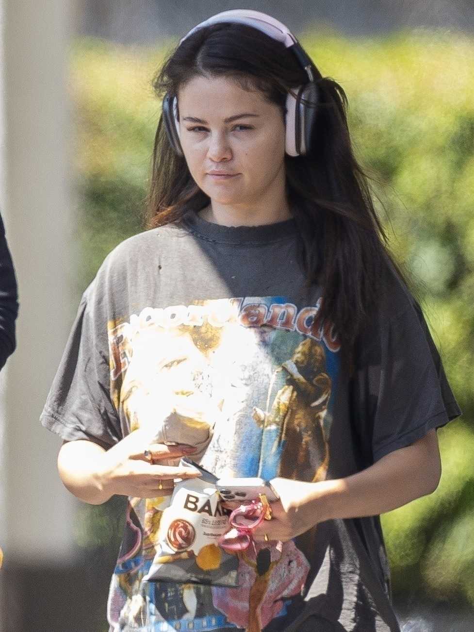 Selena_Gomez_-_Grabbing_lunch_in_Burbank_August_292C_2024_01.jpg