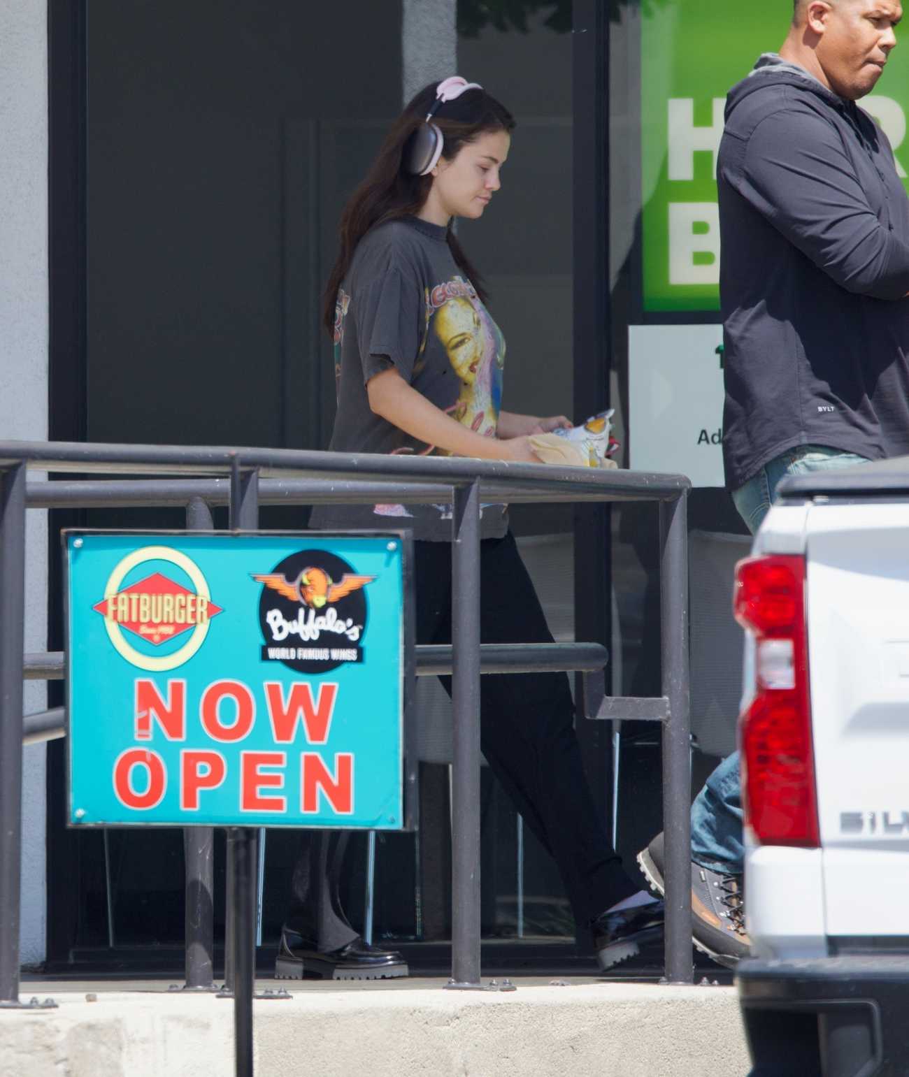 Selena_Gomez_-_Grabbing_lunch_in_Burbank_August_292C_2024_08.jpg