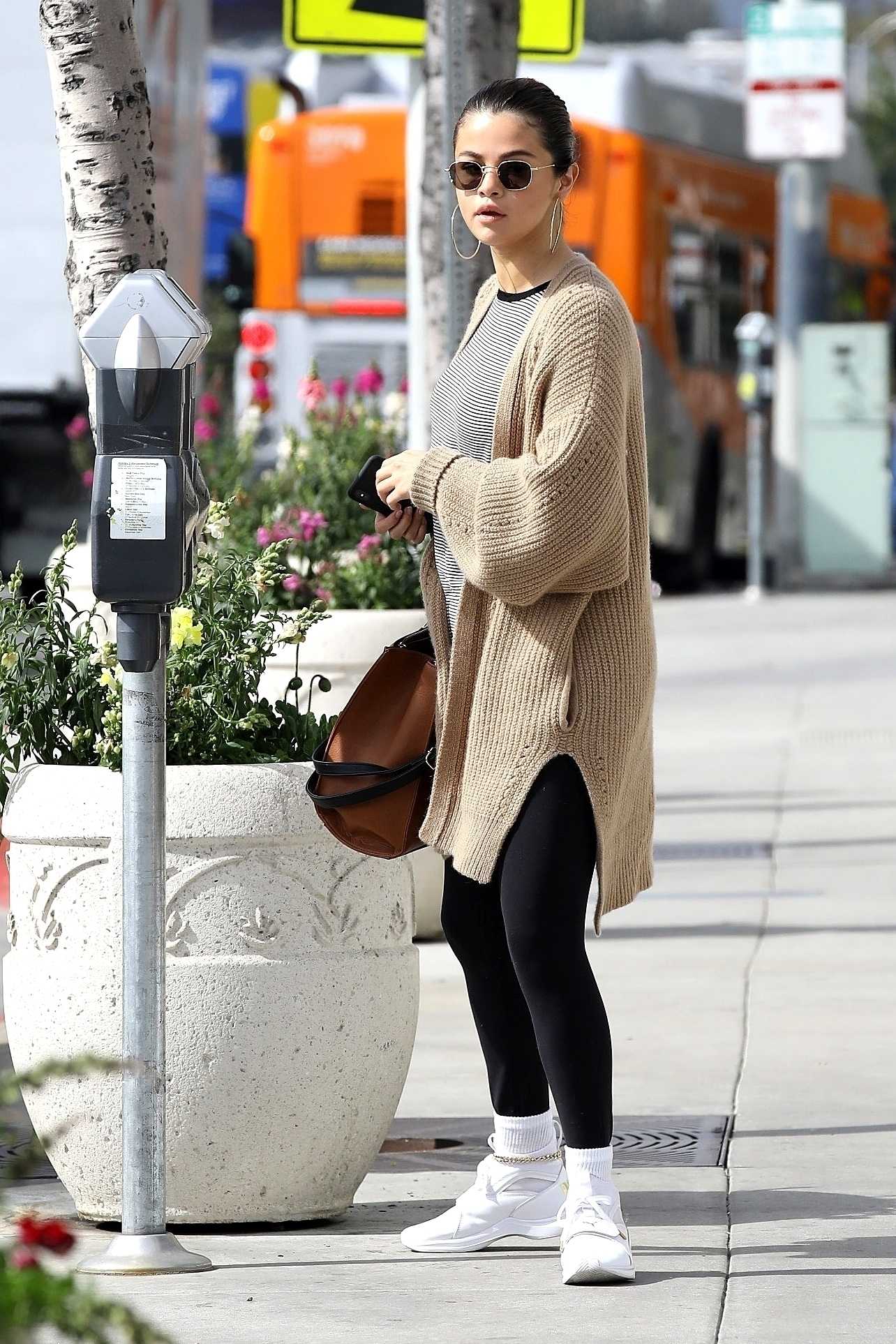 Selena_Gomez_-_Grabs_a_late_breakfast_in_Hollywood2C_CA_on_March_82C_2018-02.jpg