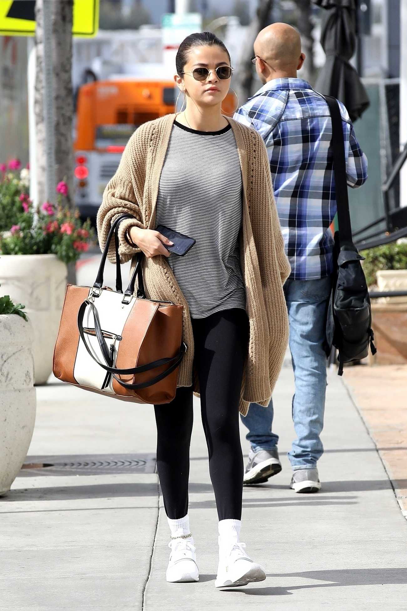 Selena_Gomez_-_Grabs_a_late_breakfast_in_Hollywood2C_CA_on_March_82C_2018-03.jpg
