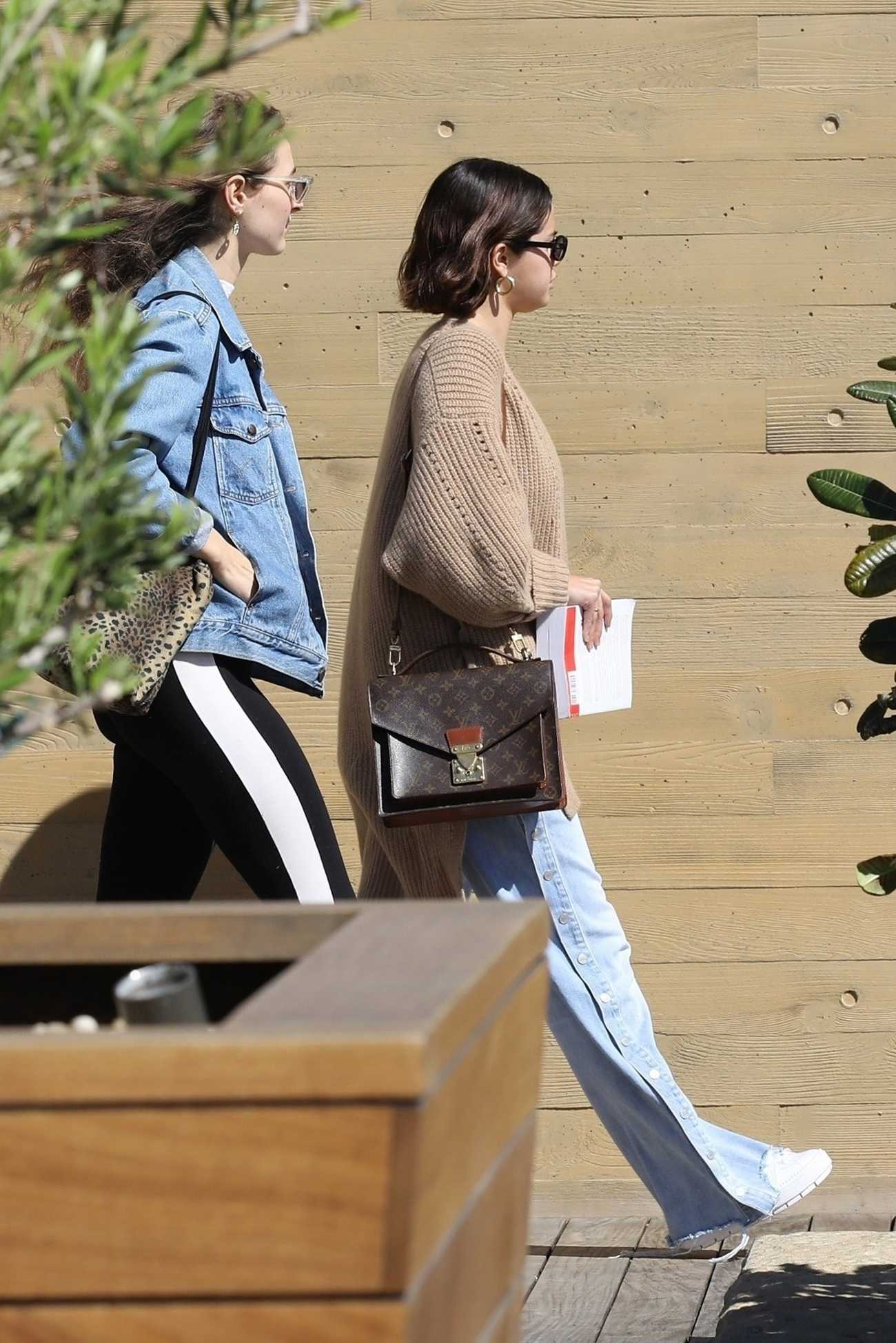 Selena_Gomez_-_Grabs_lunch_at_Nobu_with_a_friend_in_Malibu2C_CA_on_March_152C_2018-03.jpg