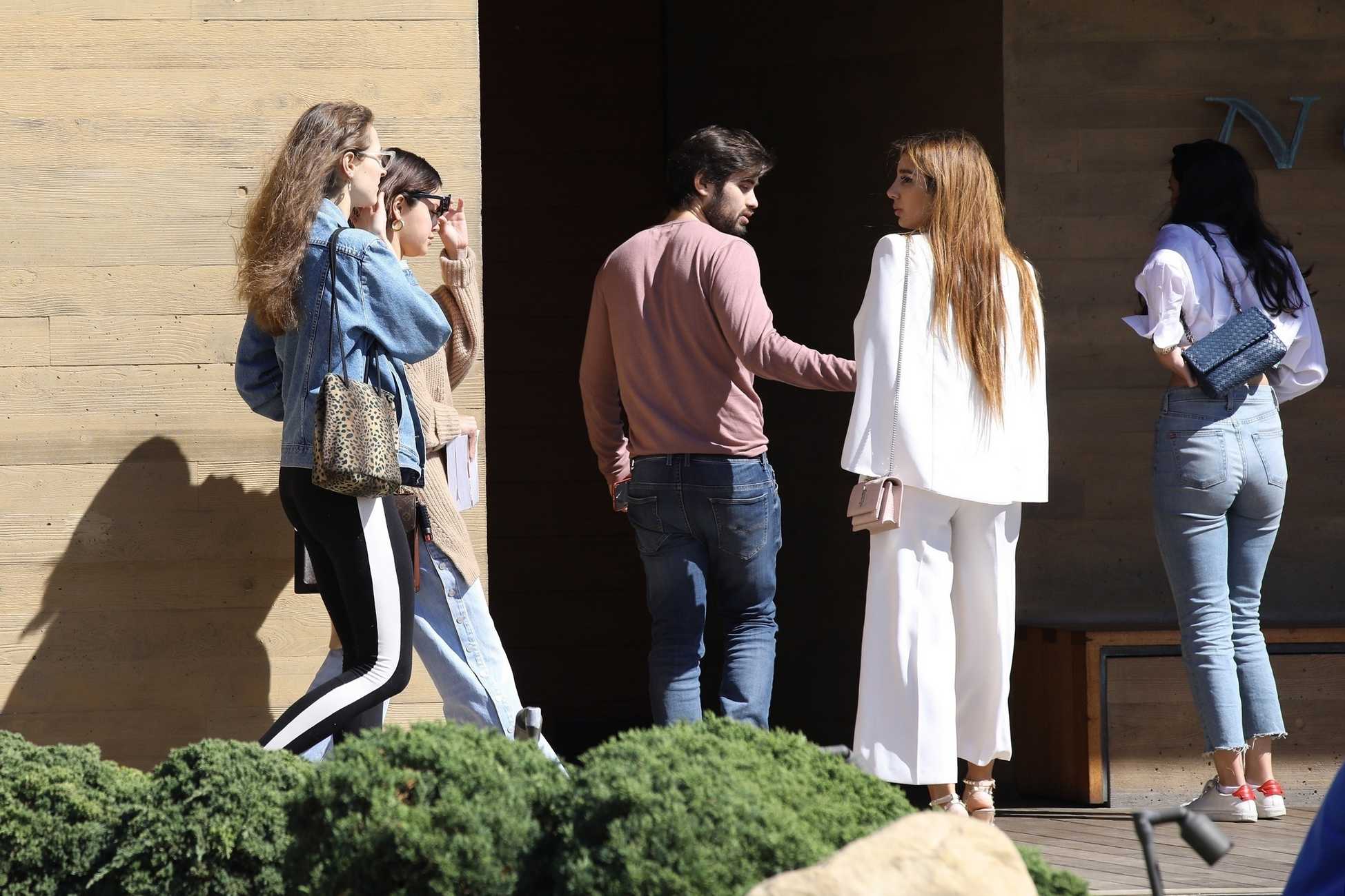 Selena_Gomez_-_Grabs_lunch_at_Nobu_with_a_friend_in_Malibu2C_CA_on_March_152C_2018-04.jpg