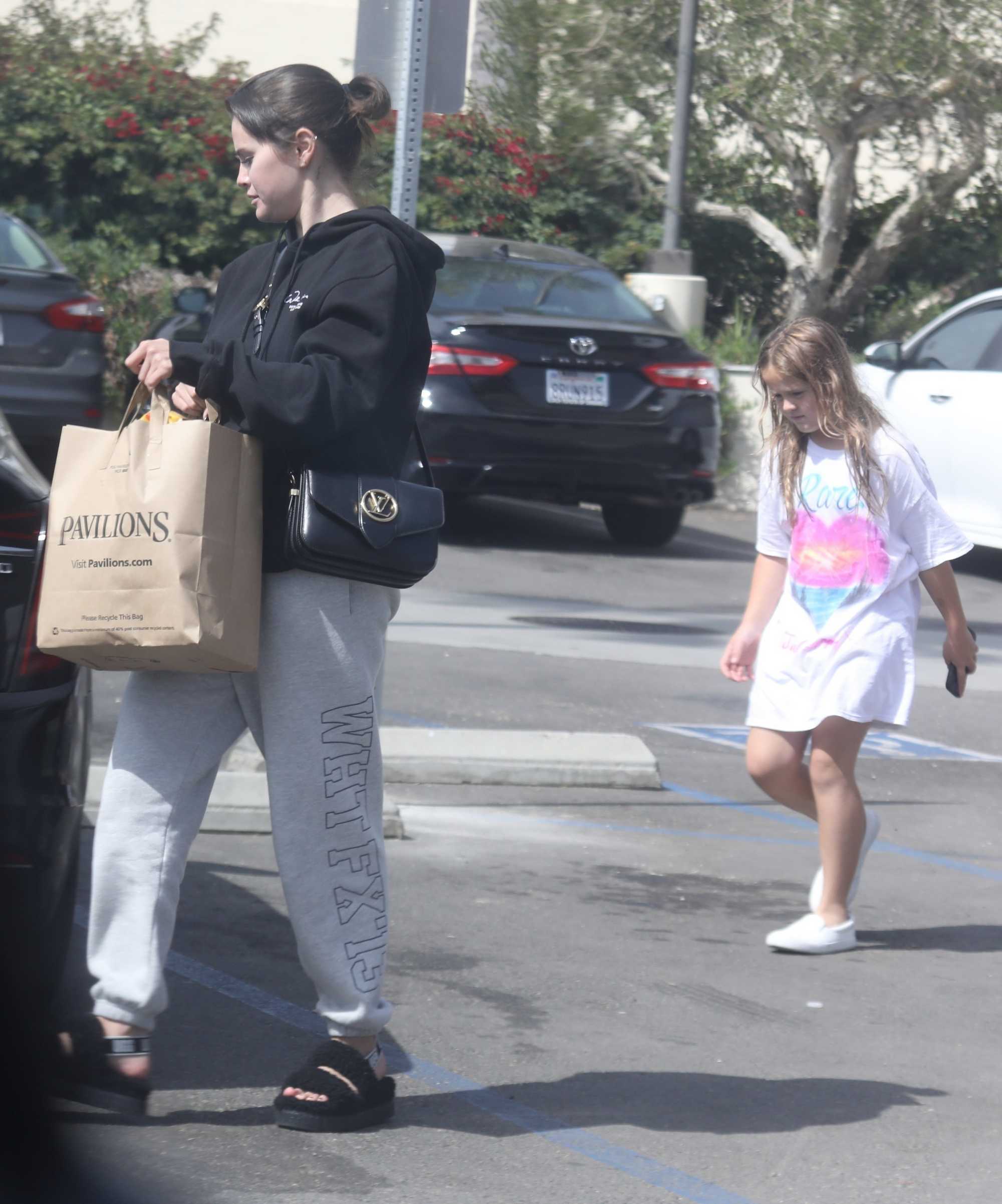 Selena_Gomez_-_Grocery_shopping_in_Los_Angeles_May_242C_202204.jpg