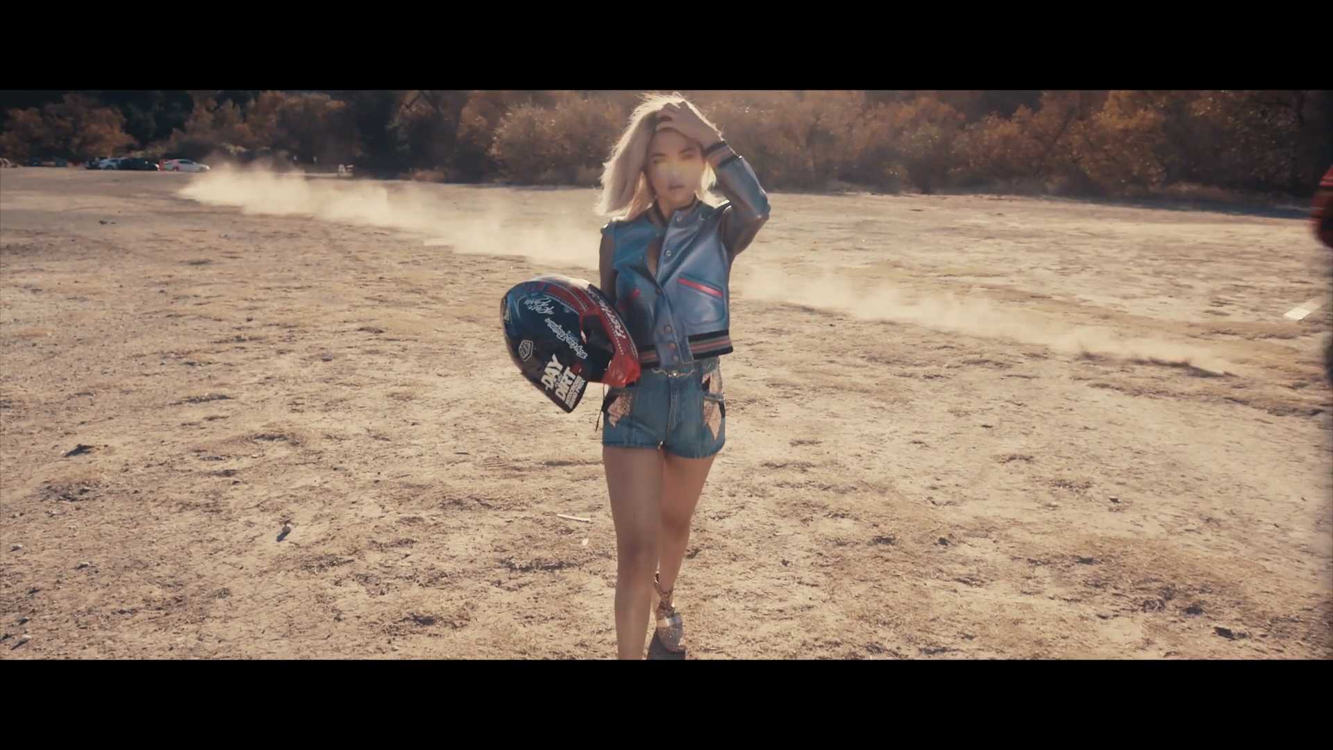 Selena_Gomez_-_Harper_s_Bazaar_BTS_2018-04.jpg