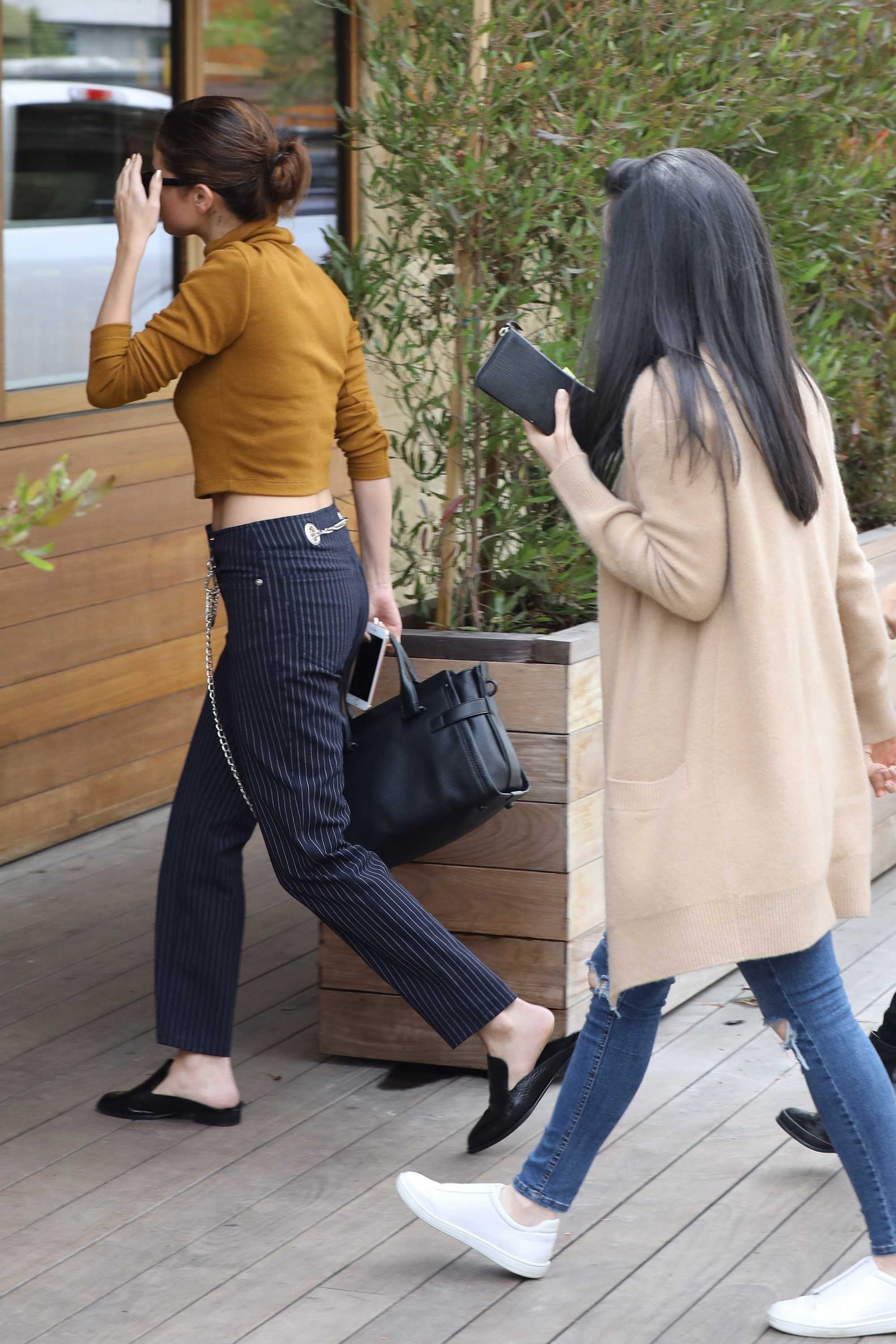 Selena_Gomez_-_Has_lunch_with_friends_at_Soho_House_in_Malibu_on_March_22-20.jpg