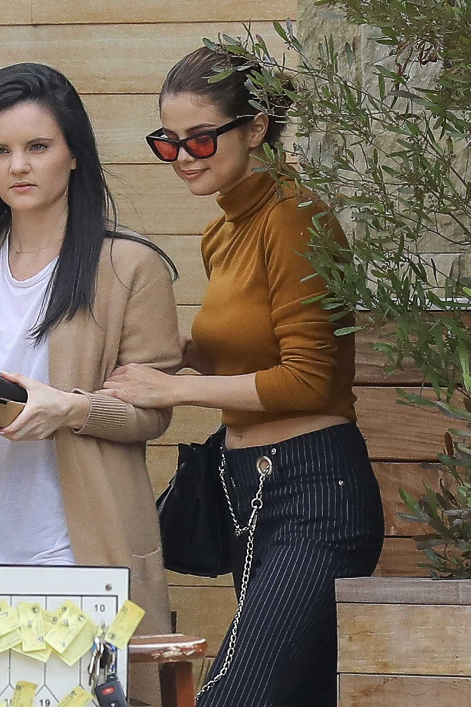 Selena_Gomez_-_Has_lunch_with_friends_at_Soho_House_in_Malibu_on_March_22-21.jpg