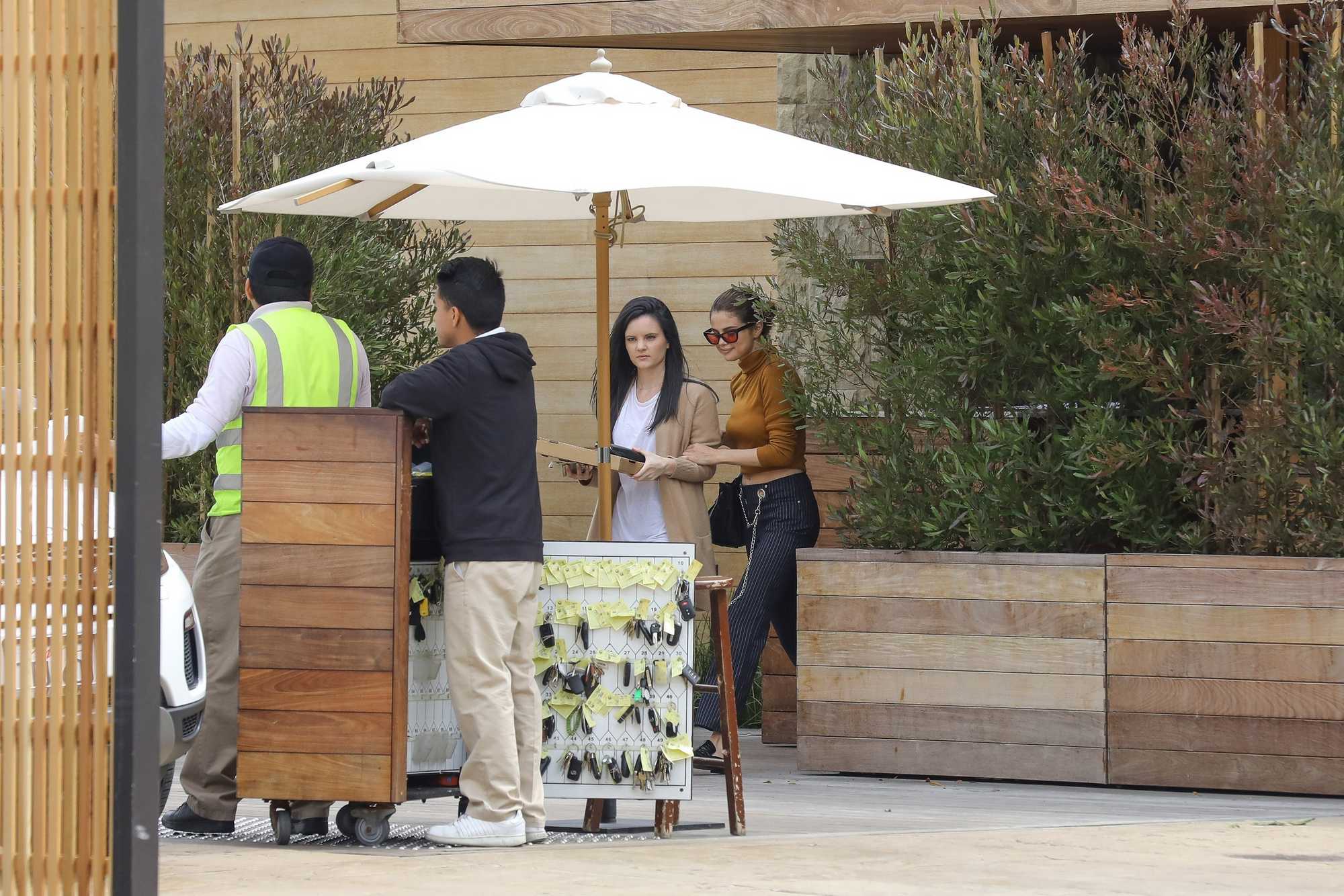 Selena_Gomez_-_Has_lunch_with_friends_at_Soho_House_in_Malibu_on_March_22-25.jpg
