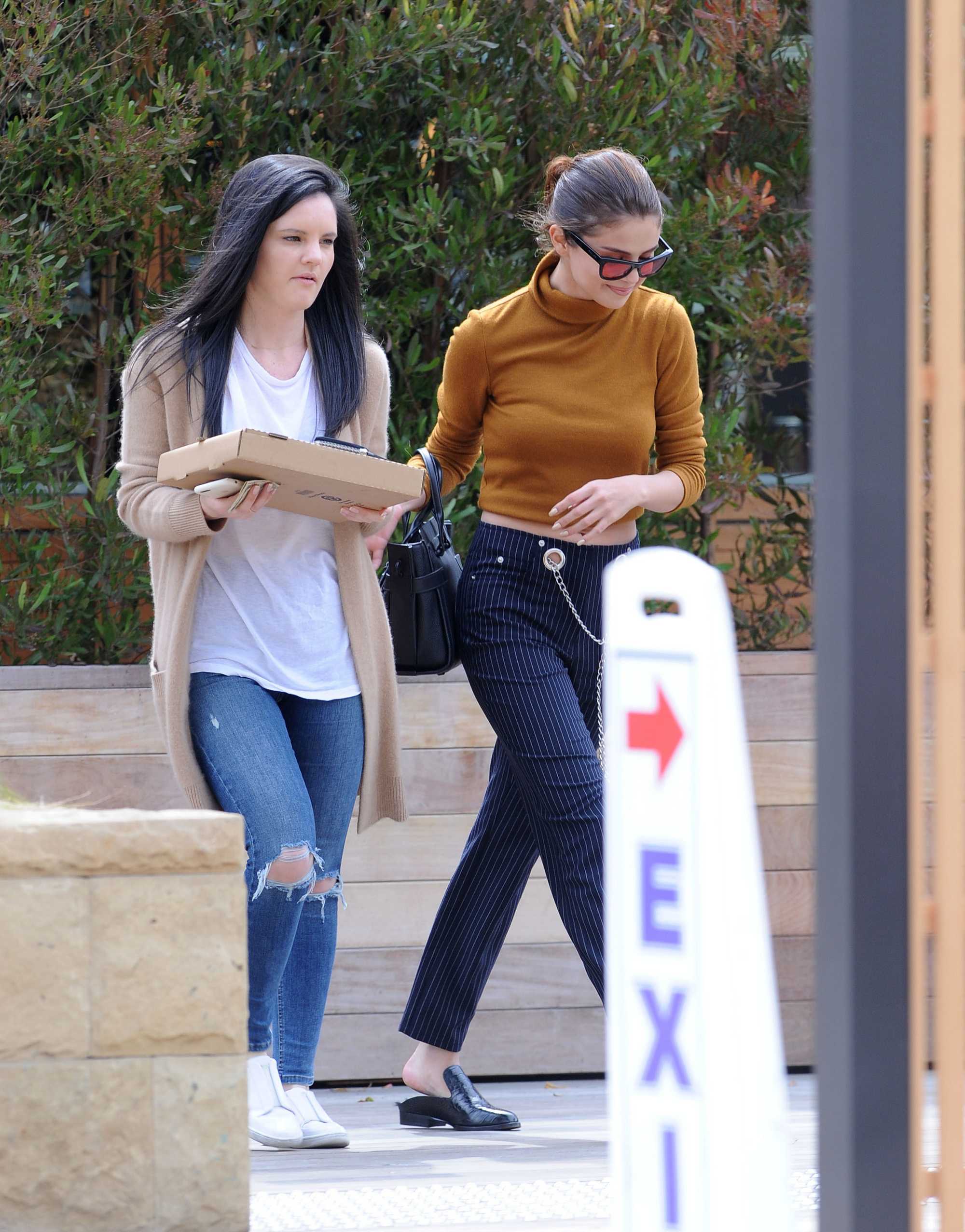 Selena_Gomez_-_Has_lunch_with_friends_at_Soho_House_in_Malibu_on_March_22-34.jpg