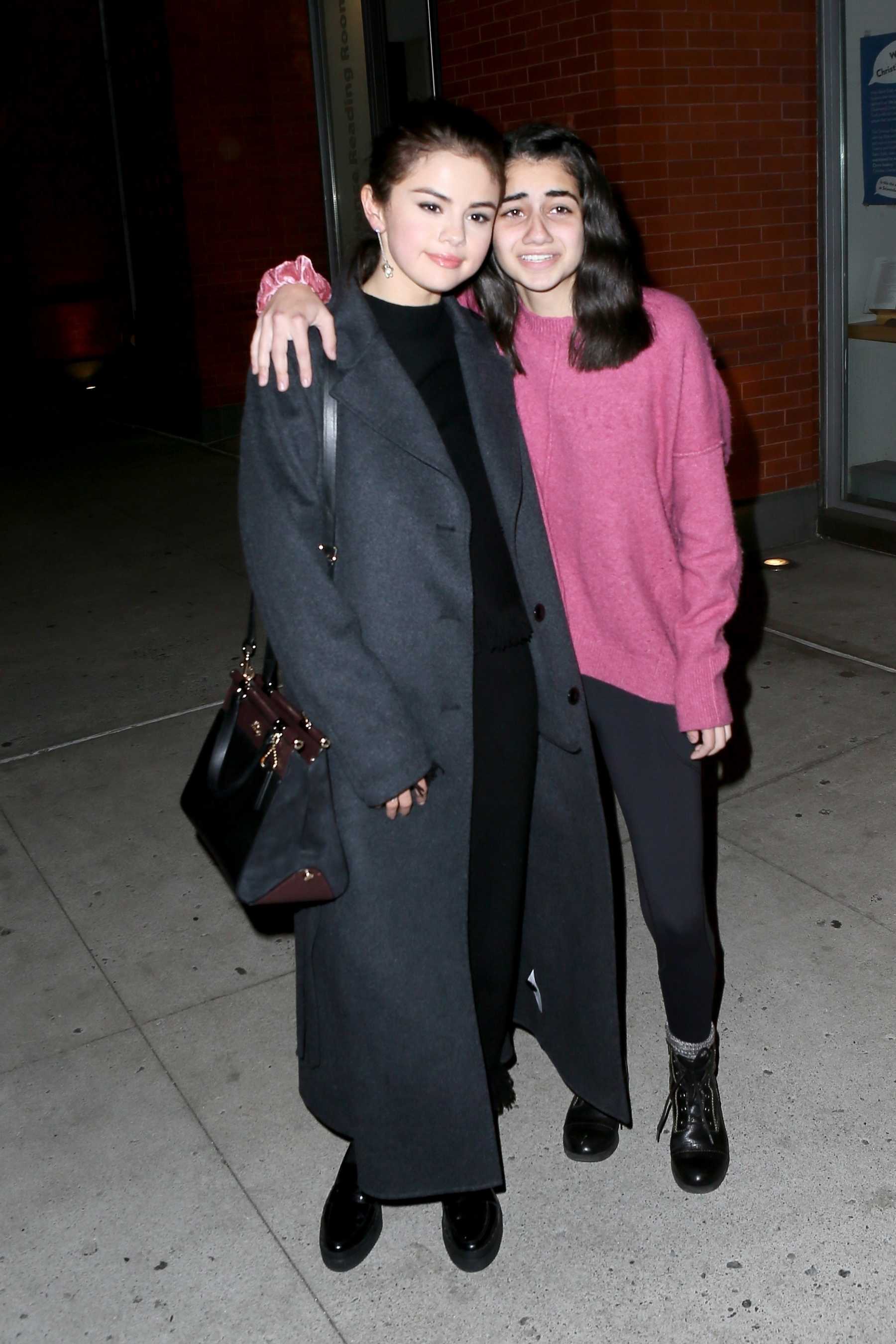 Selena_Gomez_-_Heading_to_dinner_in_NYC_on_October_21-01.jpg