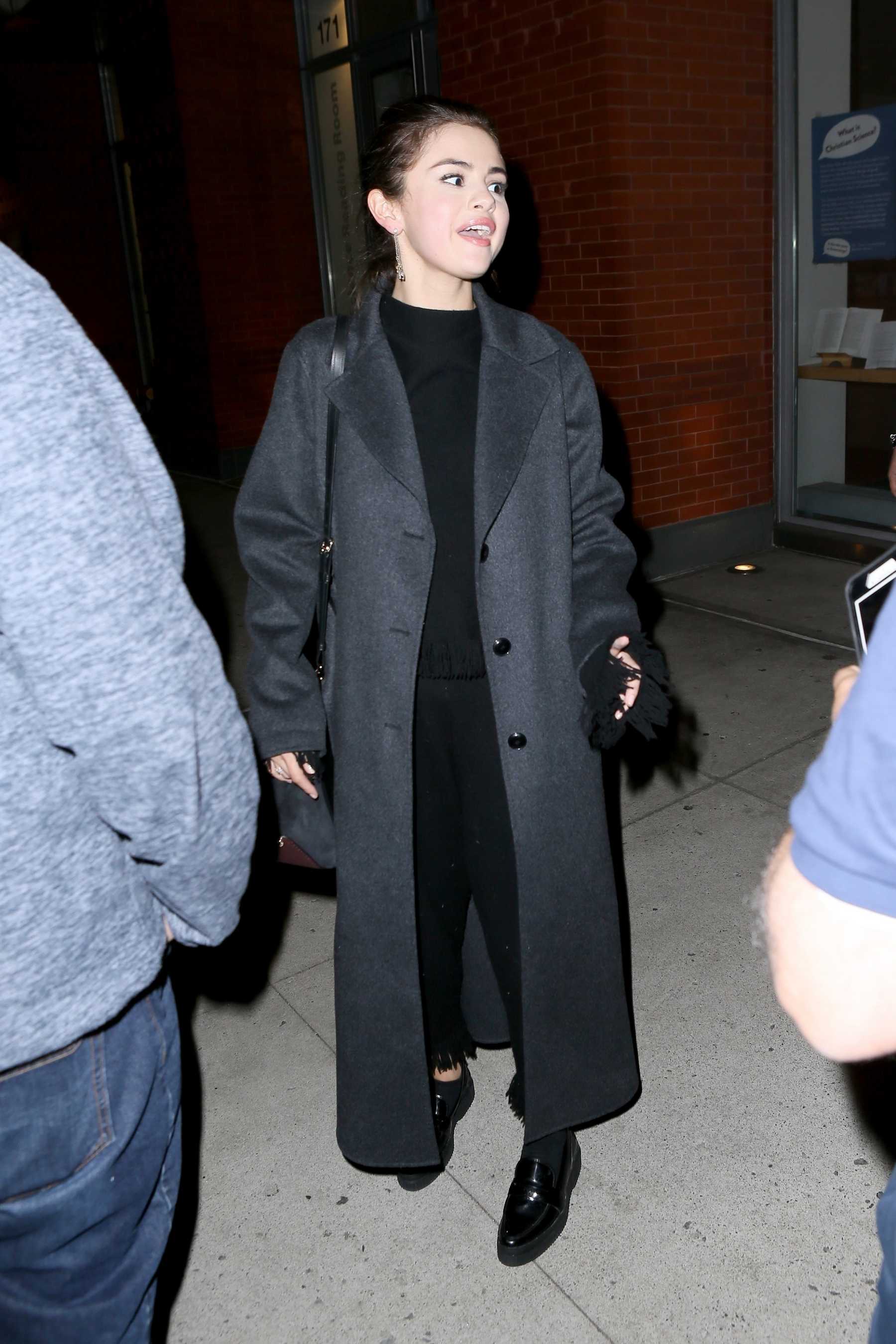 Selena_Gomez_-_Heading_to_dinner_in_NYC_on_October_21-02.jpg