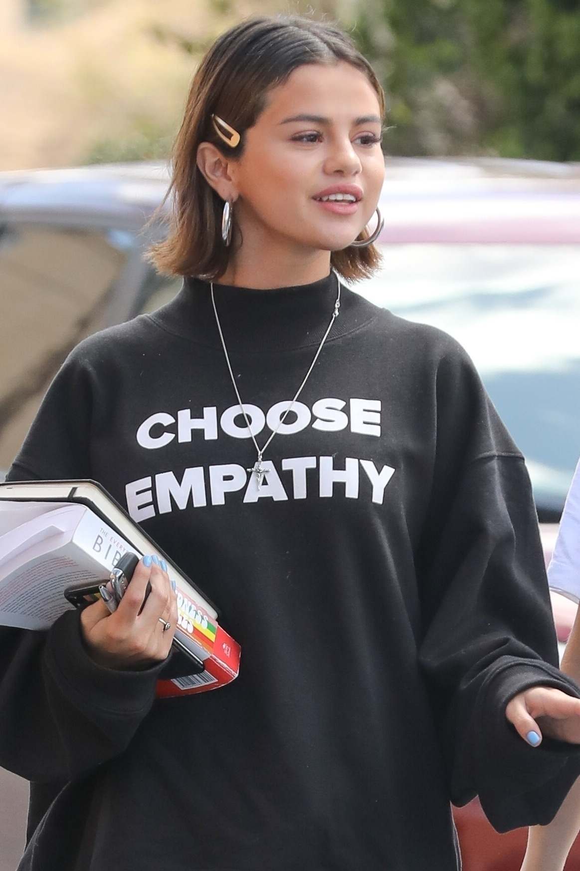 Selena_Gomez_-_Heading_to_lunch_with_her_bible_in_Studio_City2C_CA_on_March_252C_2018-01.jpg