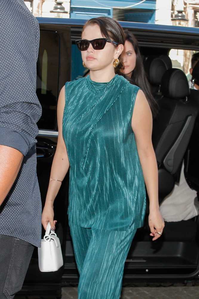 Selena_Gomez_-_Heads_out_for_a_shopping_trip_in_Paris_July_82C_202201.jpg